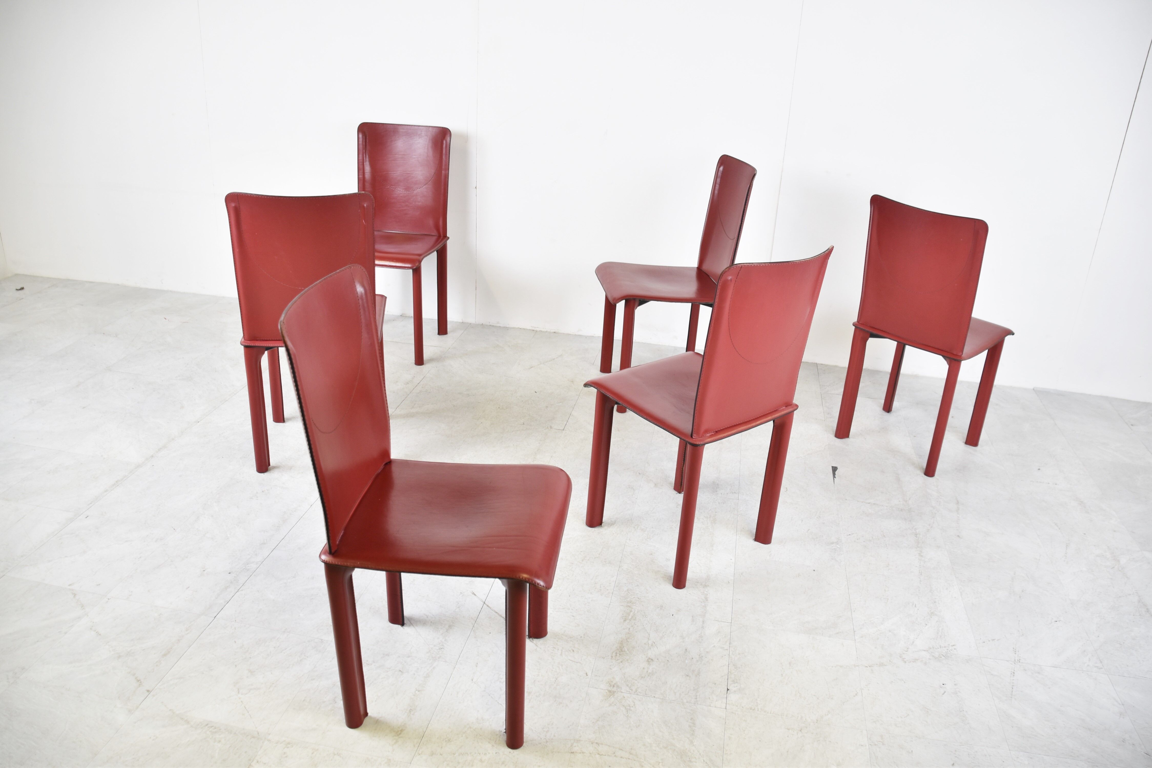 Lot de 6 chaises de salle à manger en cuir rouge fabriquées en Italie, années 1980