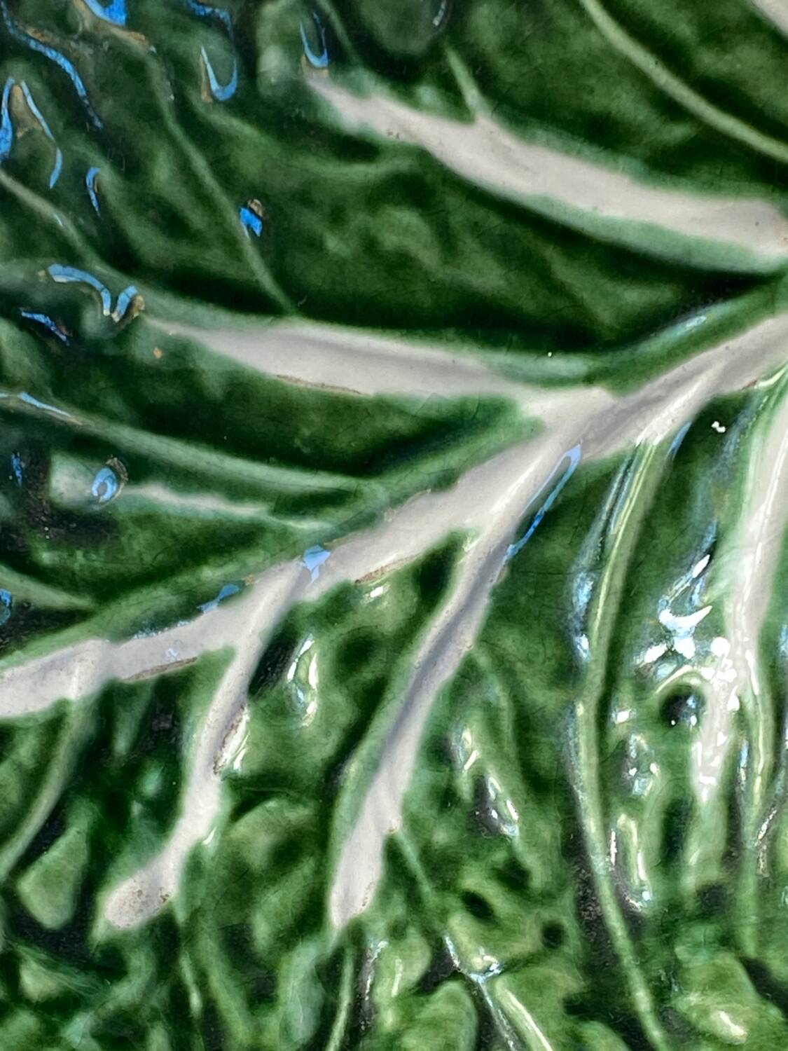 Cabbage leaf serving dish in majolica