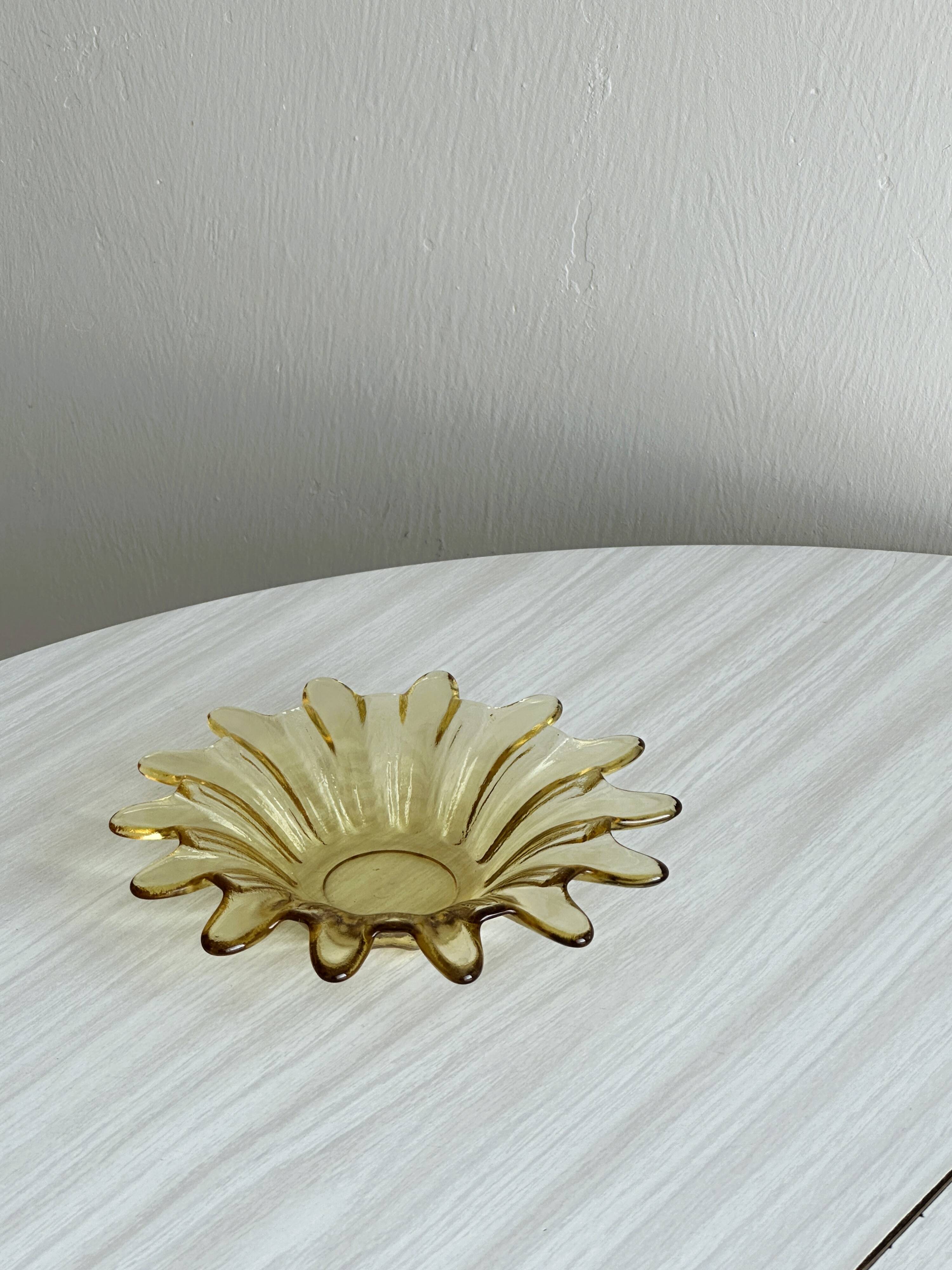 Empty pocket in yellow translucent blown glass, ashtray.