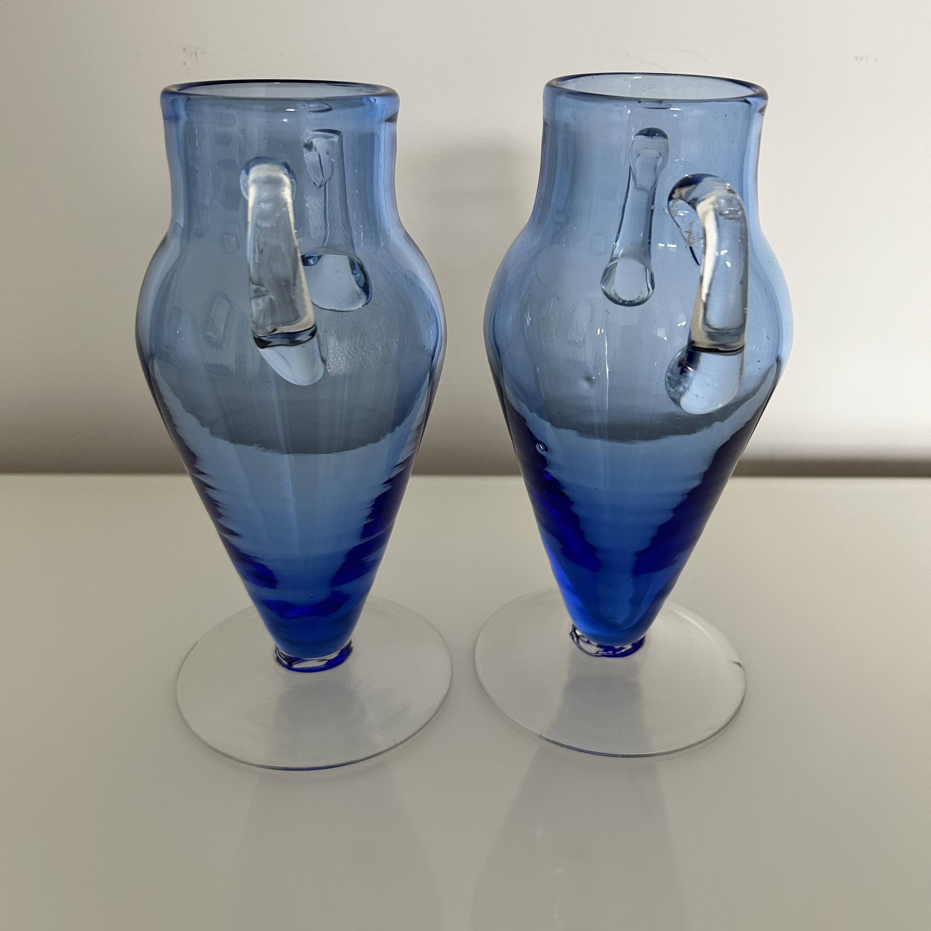 Paire de vases en verre bleu glacier