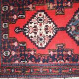 Tapis vintage fait main Hamadan en laine rouge vif (69cm x 136cm) – 1970s