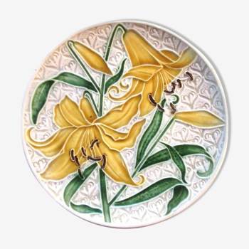 Small plate with yellow lilies, signed VBS Schramberg