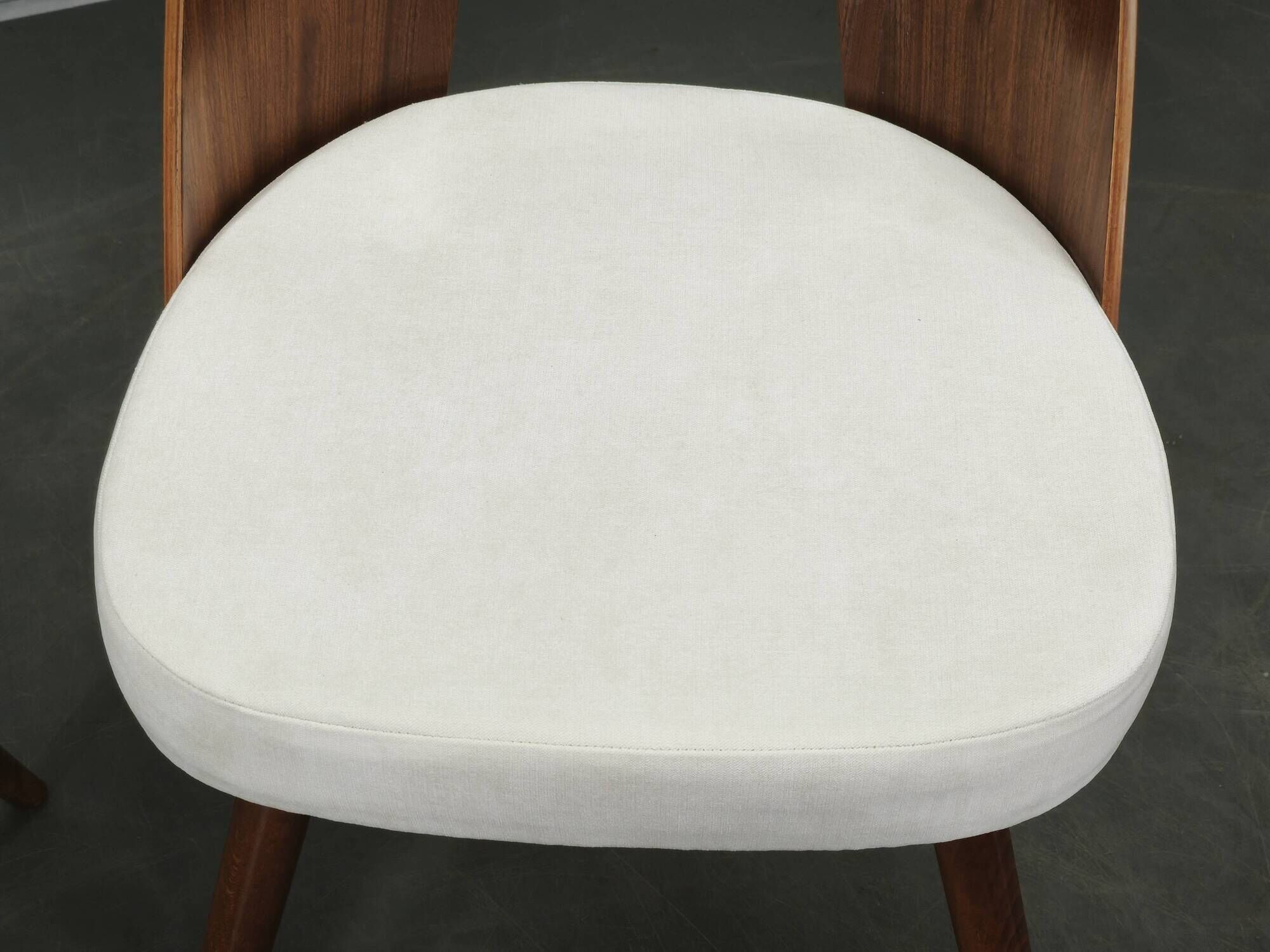 Ensemble de quatre chaises restaurées d'Antonin Suman des années 1960.