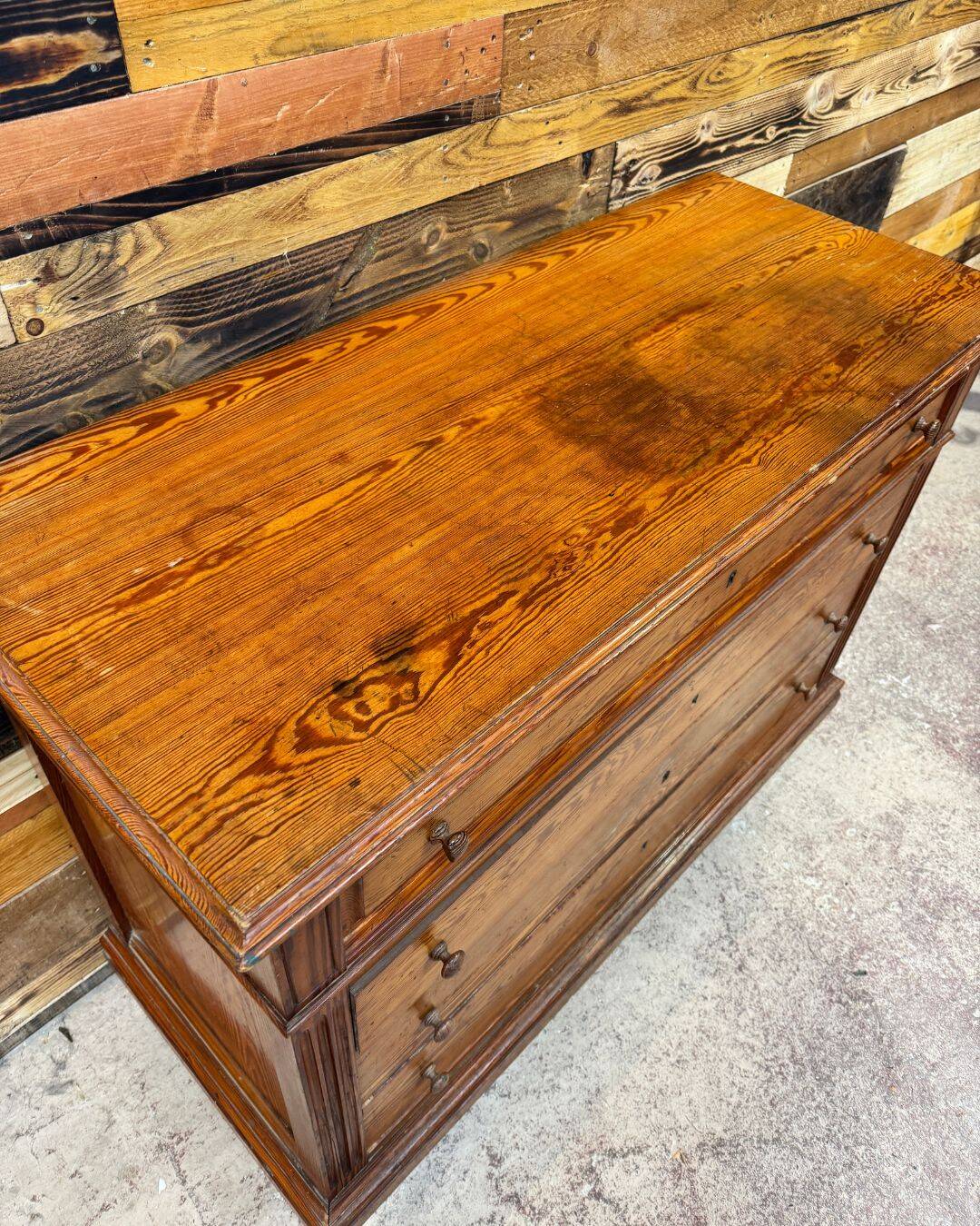 Commode en pitchpin massif