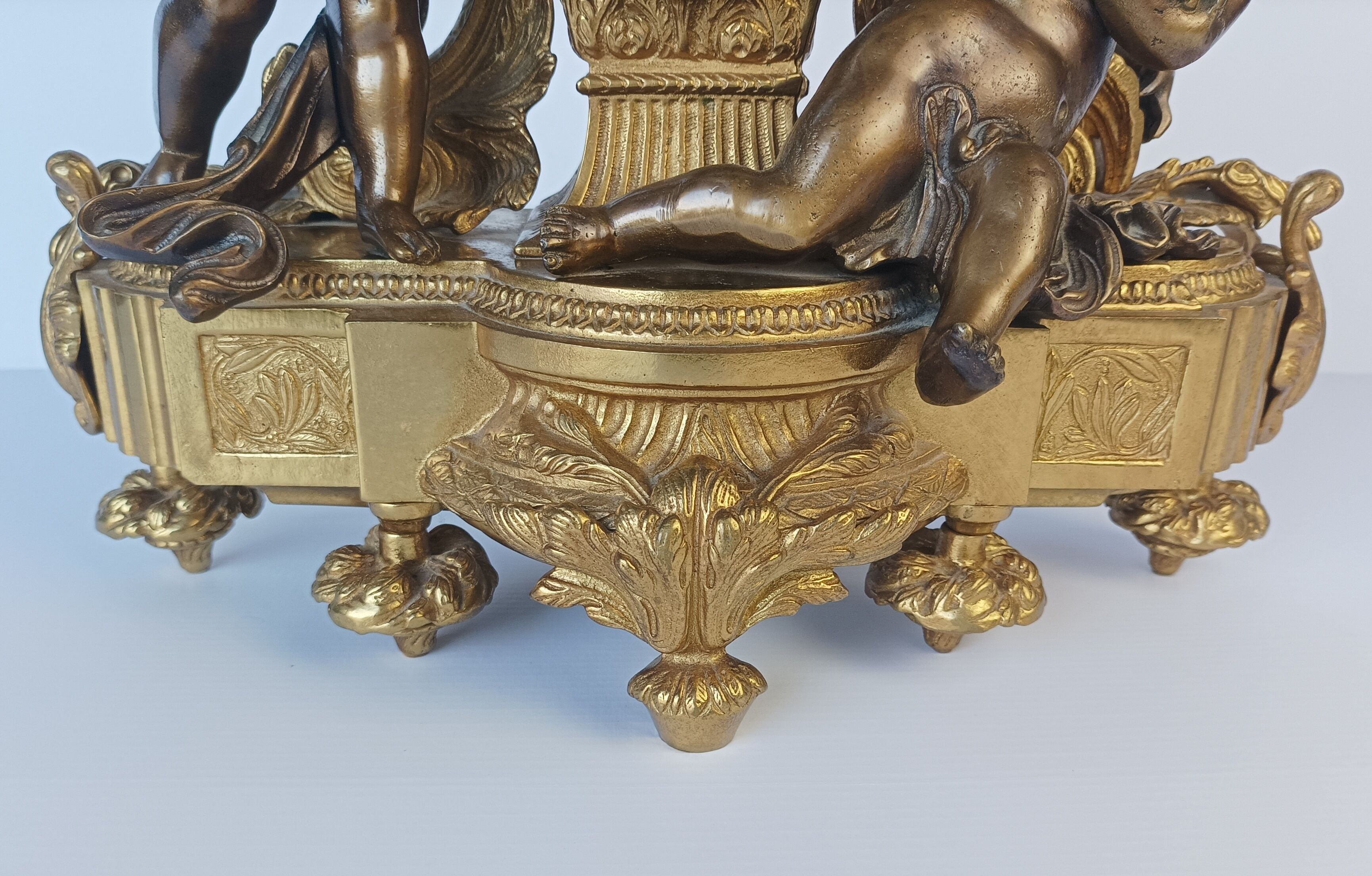 Horloge pendule Impérial en bronze doré décor angelots style Louis XVI