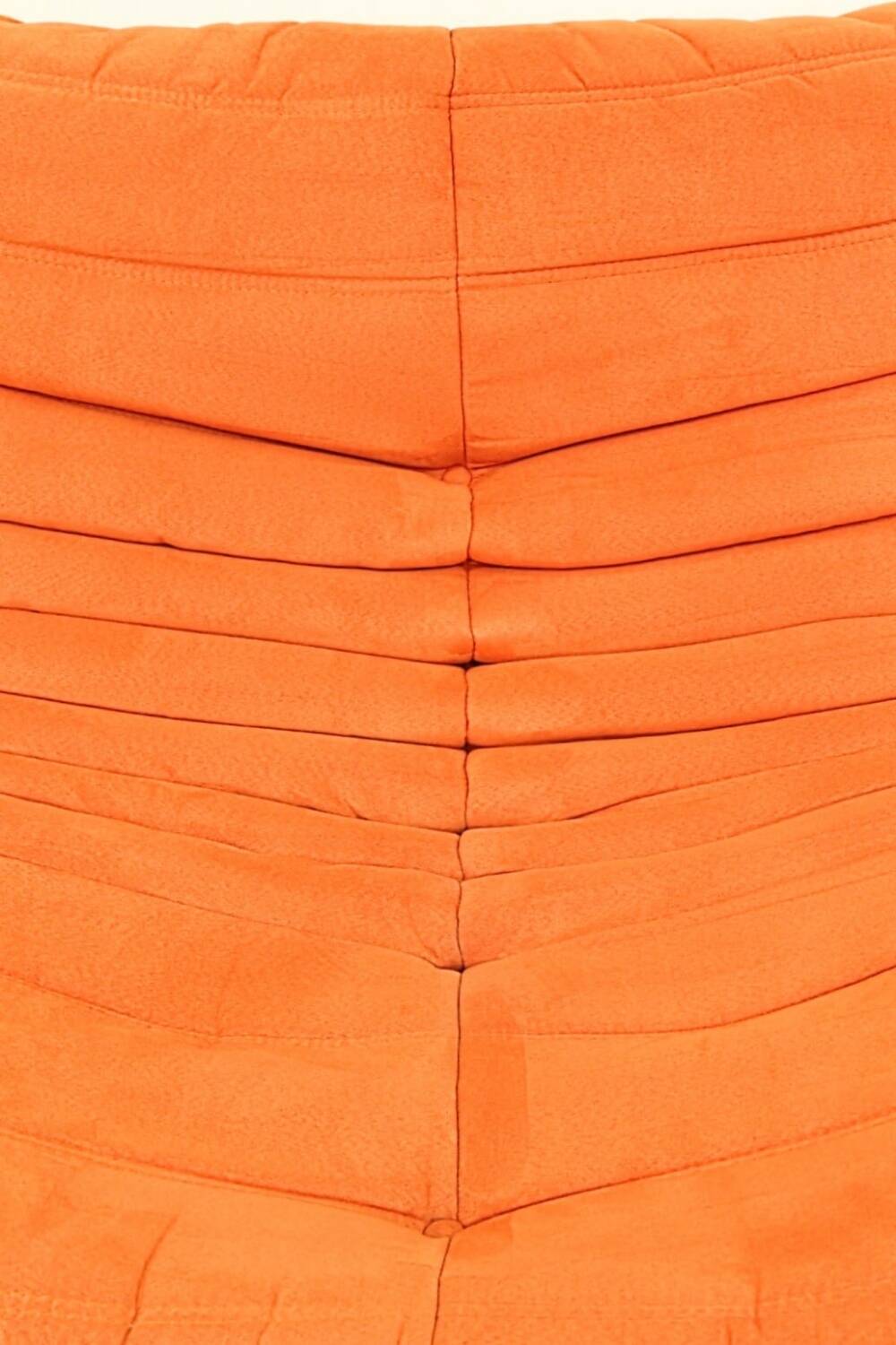 Sofa Togo conçu par Ligne Roset Petit Canapé Couleur Orange Juteux