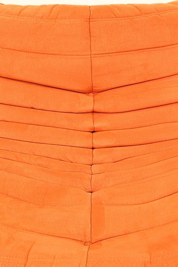 Sofa Togo conçu par Ligne Roset Petit Canapé Couleur Orange Juteux