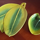set in stoneware plate and assorted cup in the shape of a sheet