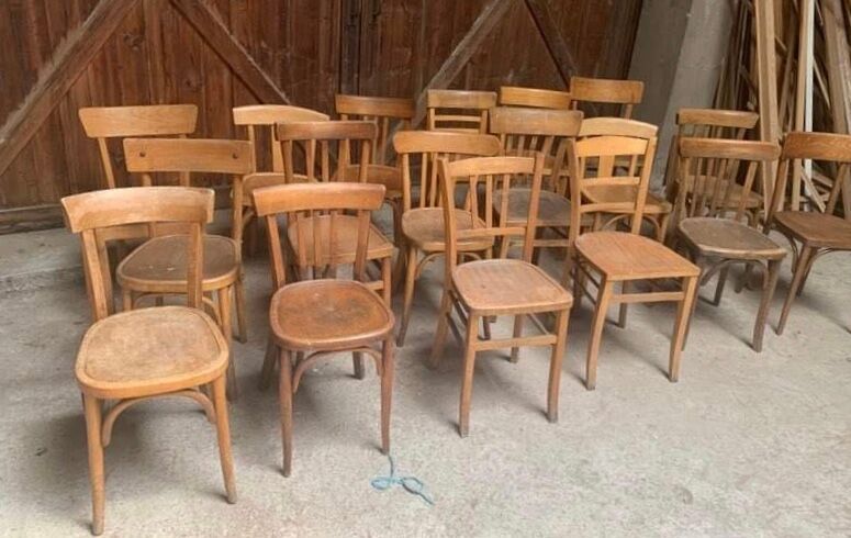 Lot de 45 chaises bistrot dépareillées en bois