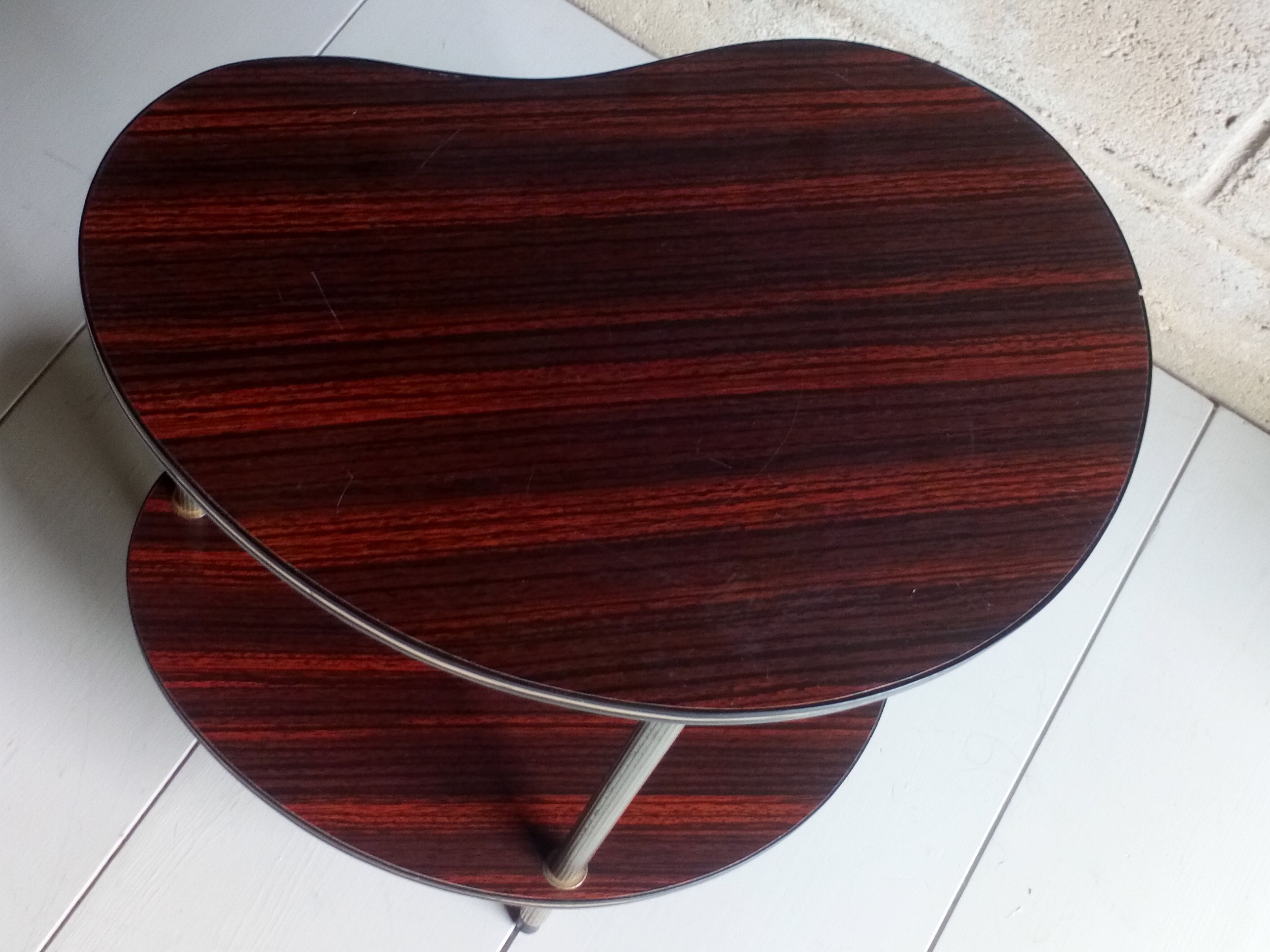 Table d'appoint forme haricot tripode en formica