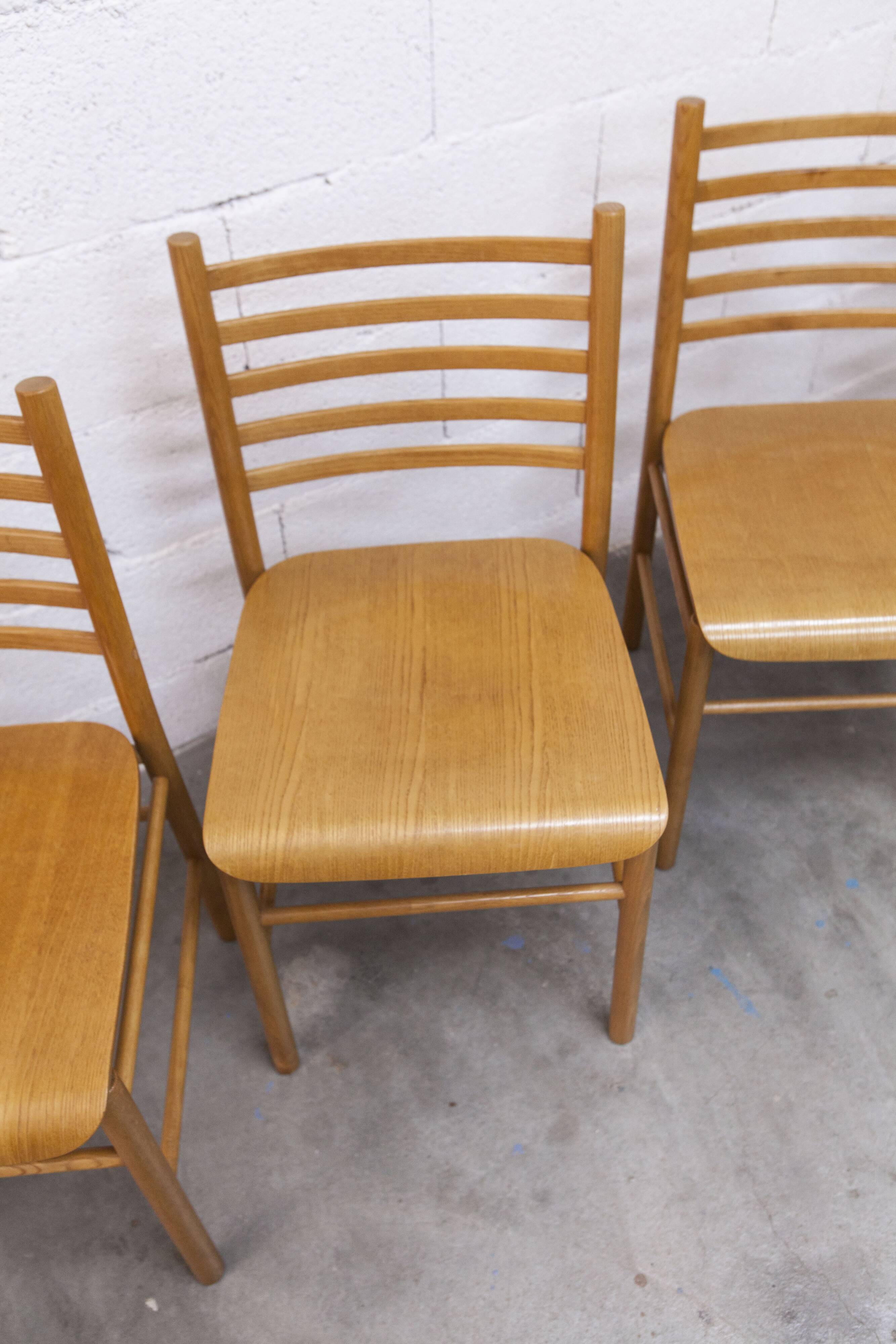 Danish ensemble transformable table 114 cm / 154 + 4 modernist chairs from the 1970s.