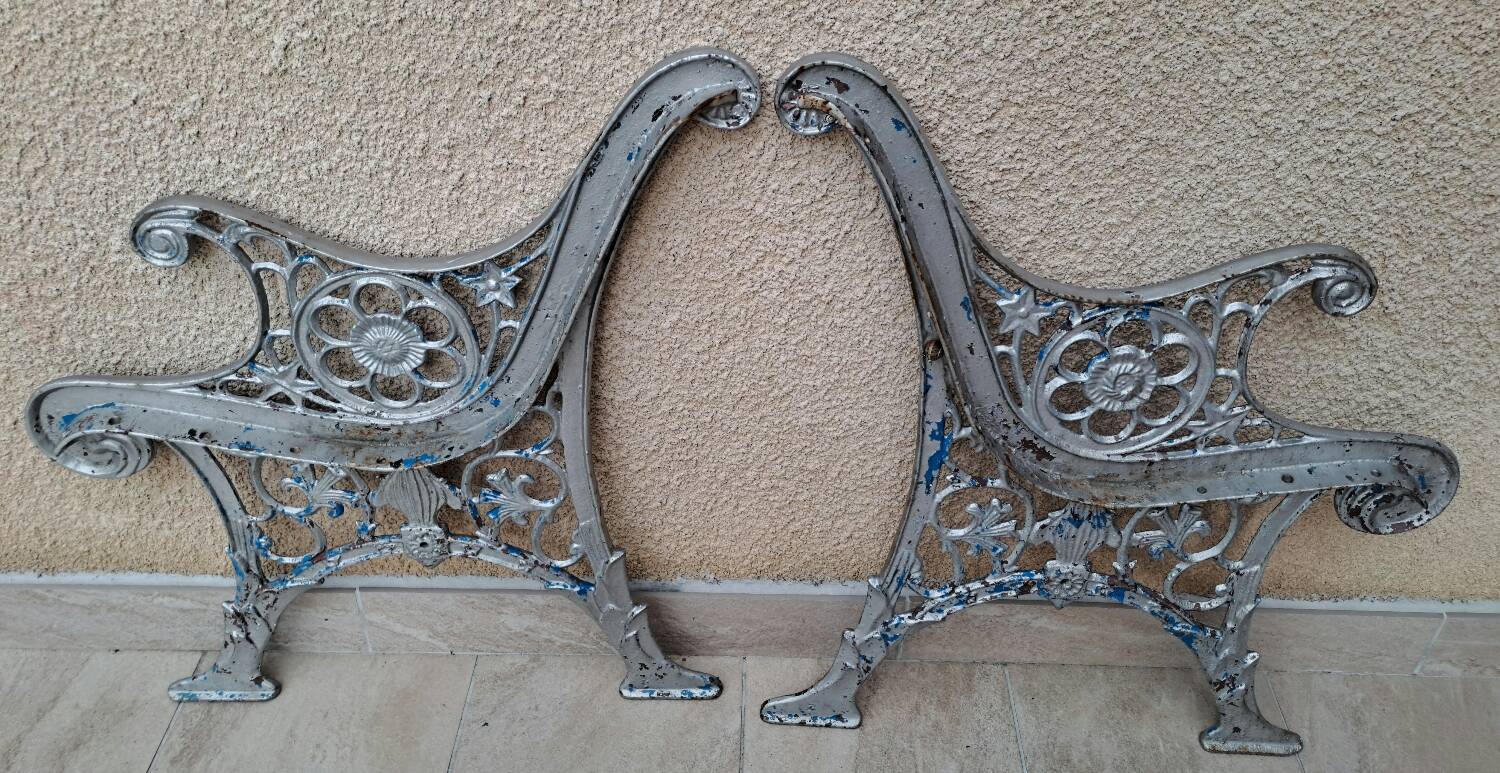 Paire de pieds de banc en fonte