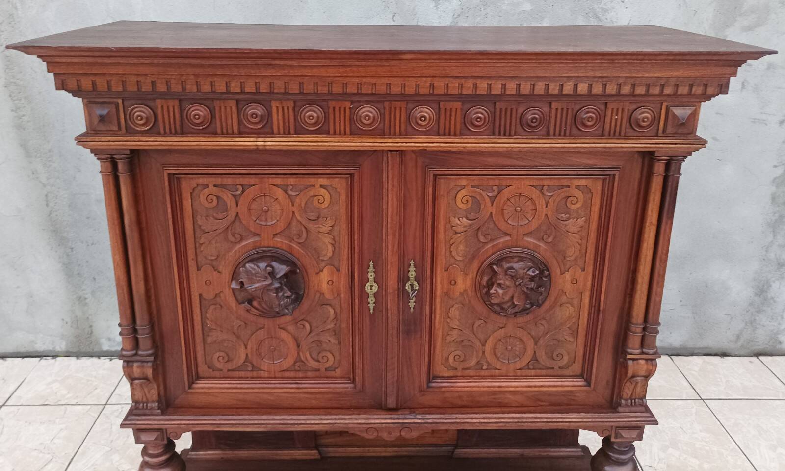 Meuble crédence Renaissance en noyer 19ème