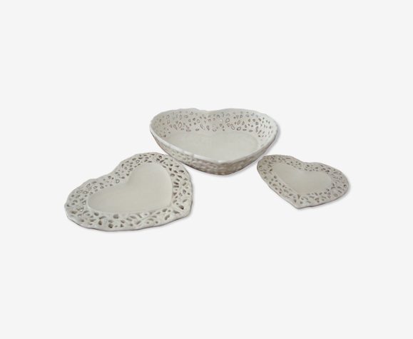 Empty vintage cracked and openwork ceramic pocket and 2 matching cups