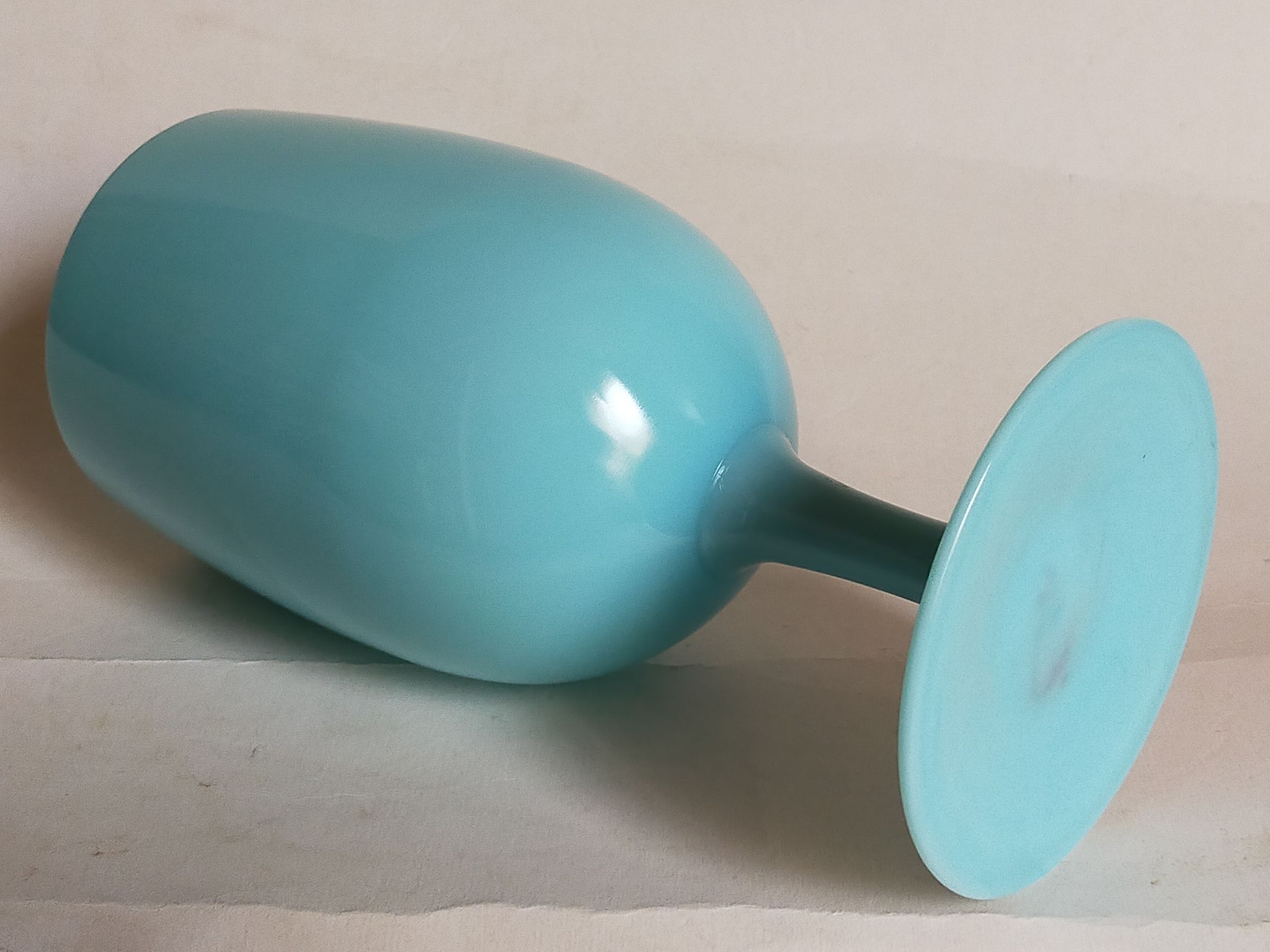 Vase à pied en opaline bleue vintage