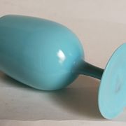 Vase à pied en opaline bleue vintage
