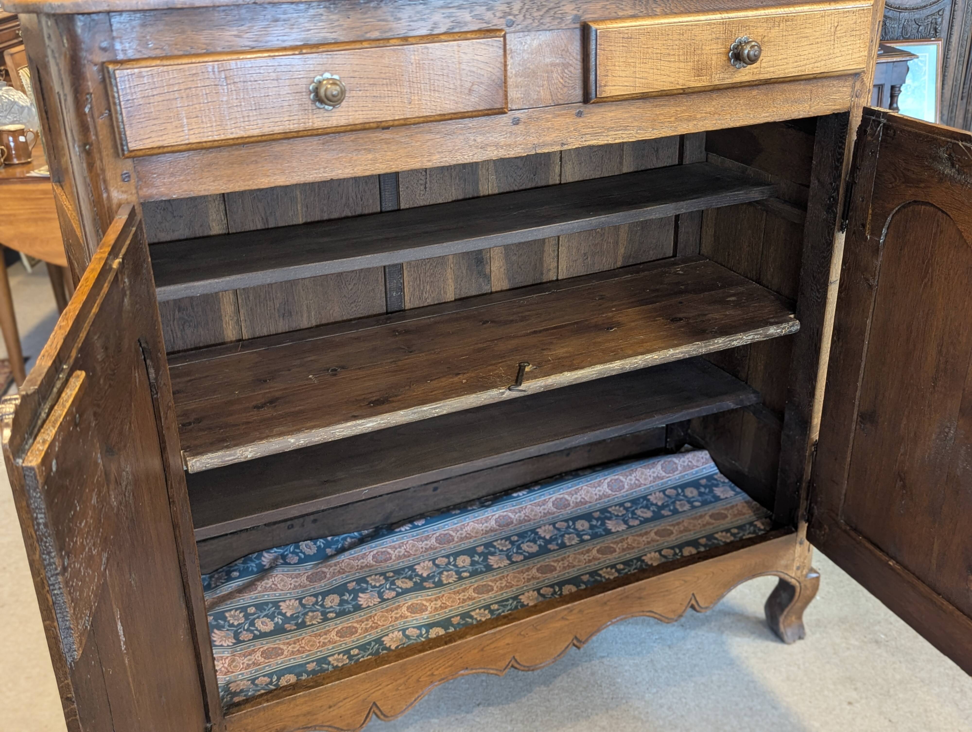 Old country buffet in solid oak – 18th / early 19th century