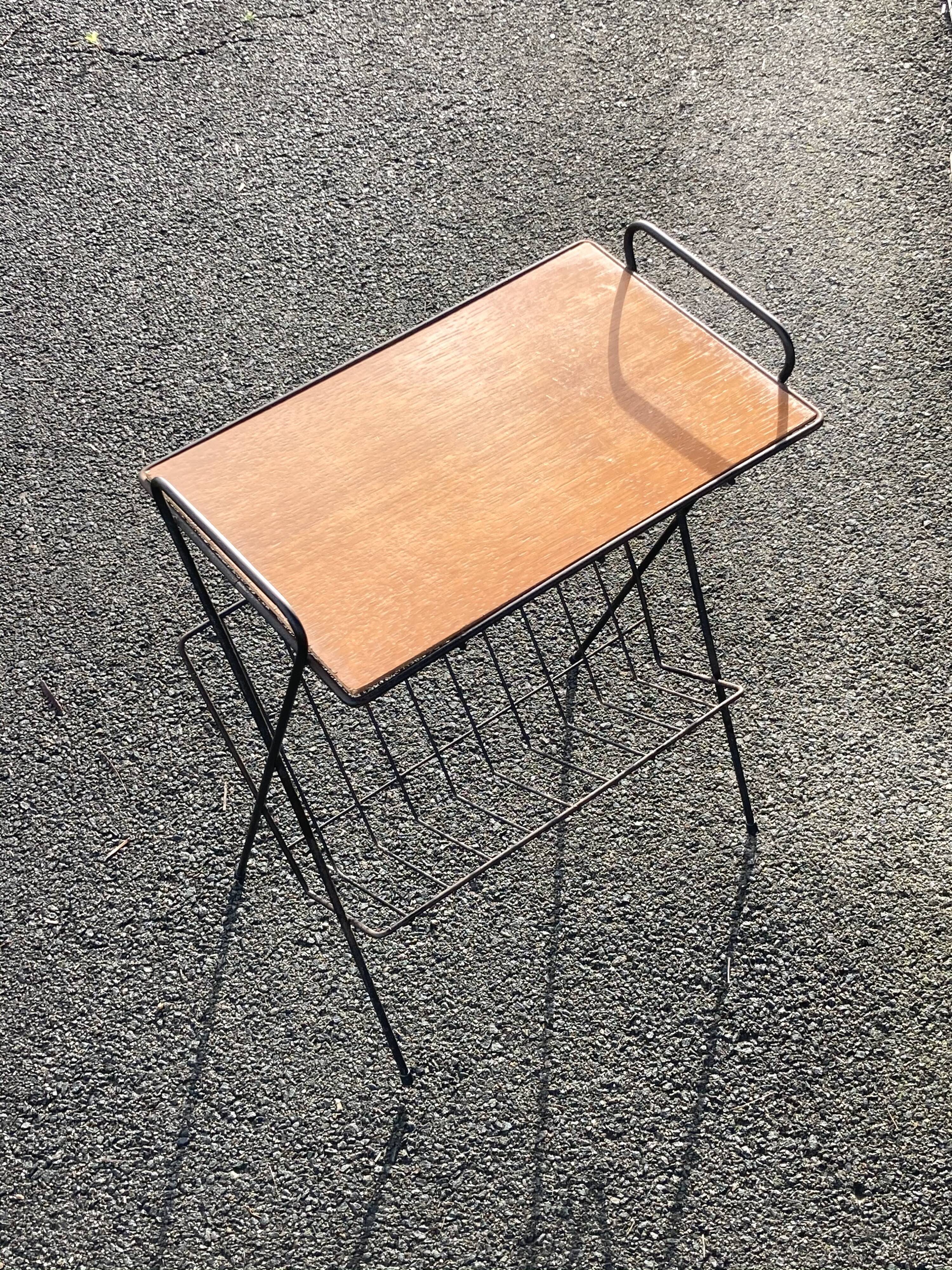 Magazine holder in wood and metal