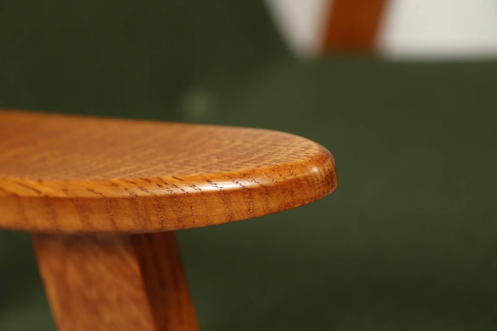 Fauteuil vintage vert mousse, bois de chêne, entièrement restauré