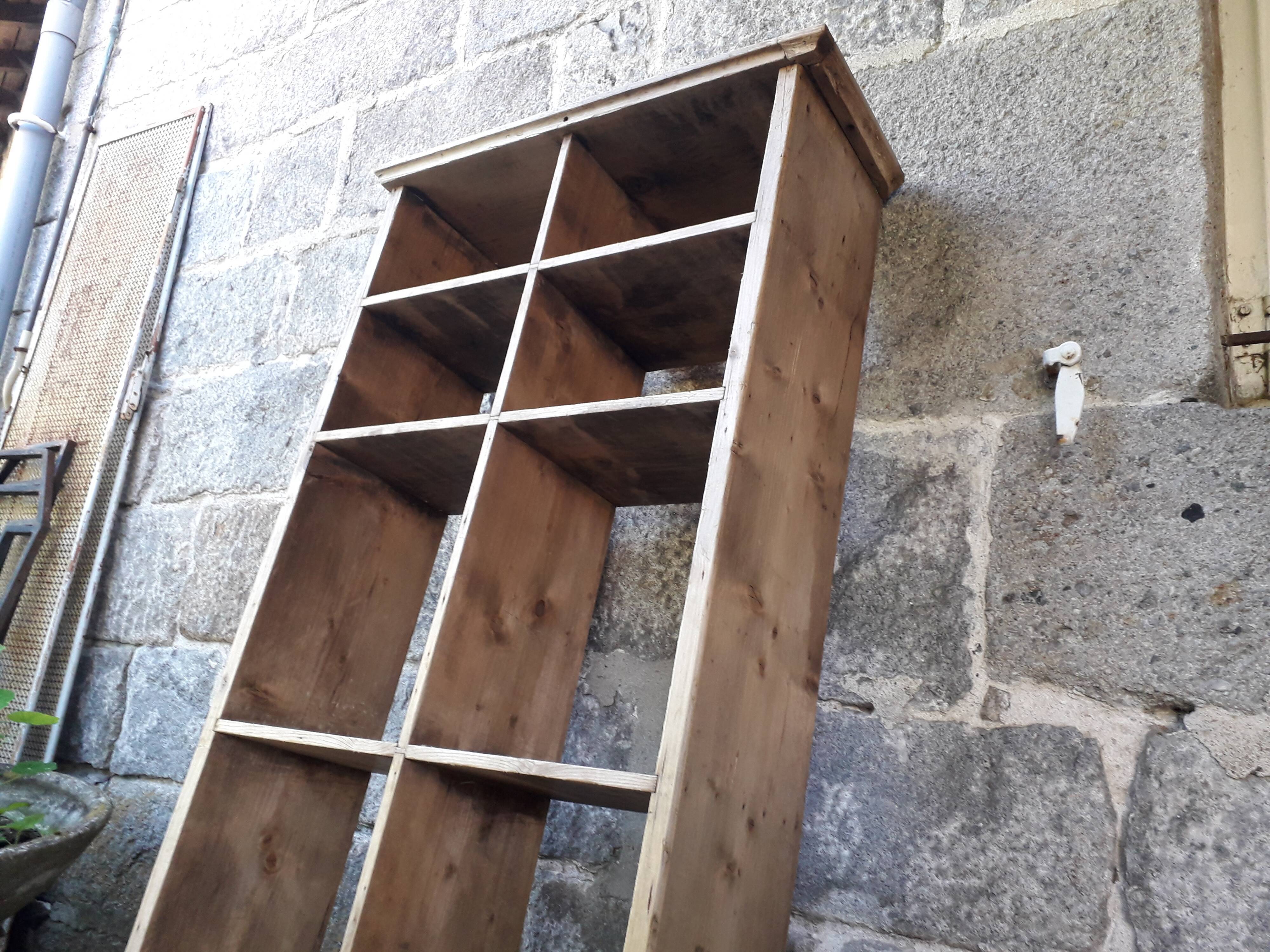 Étagère murale en sapin