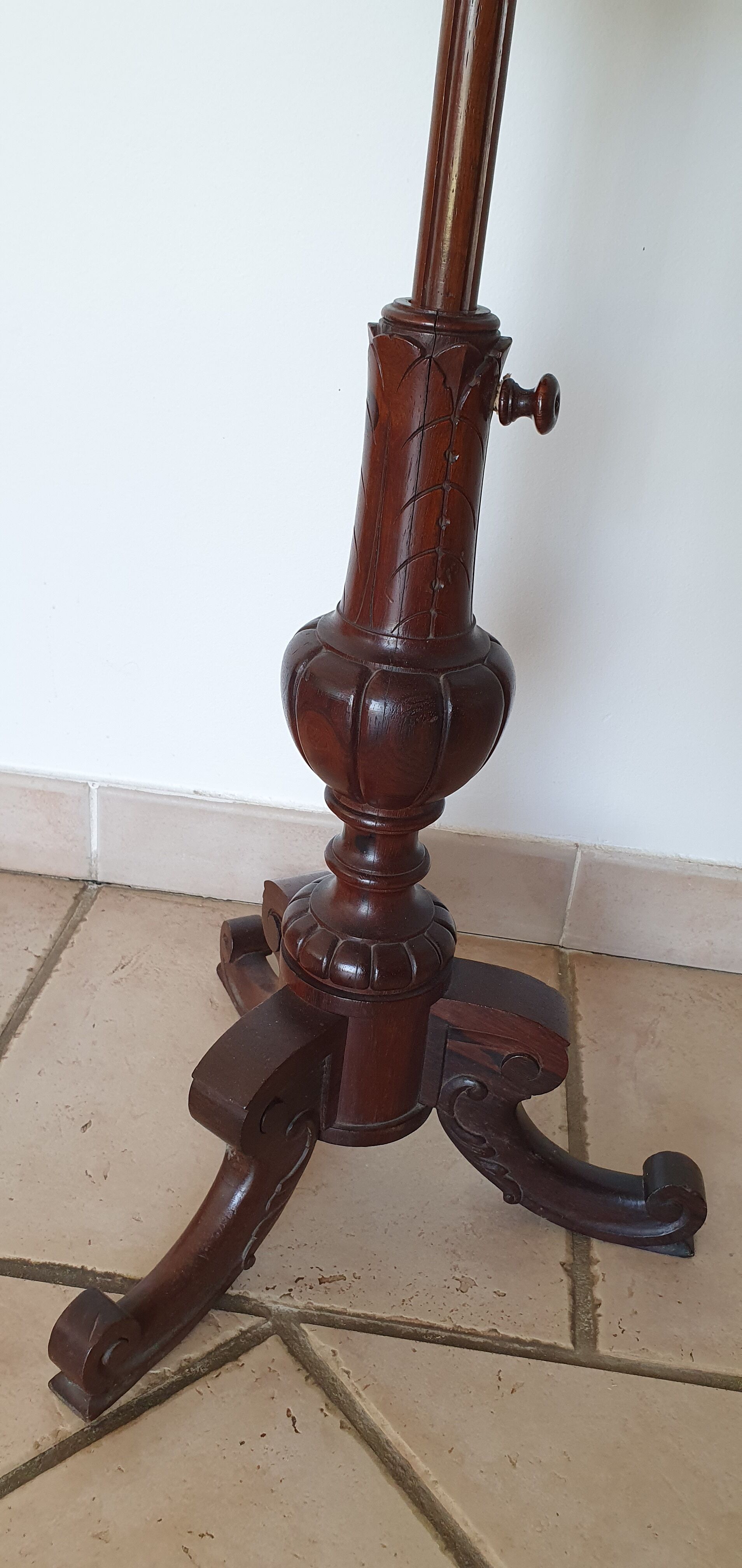 Wooden sellette