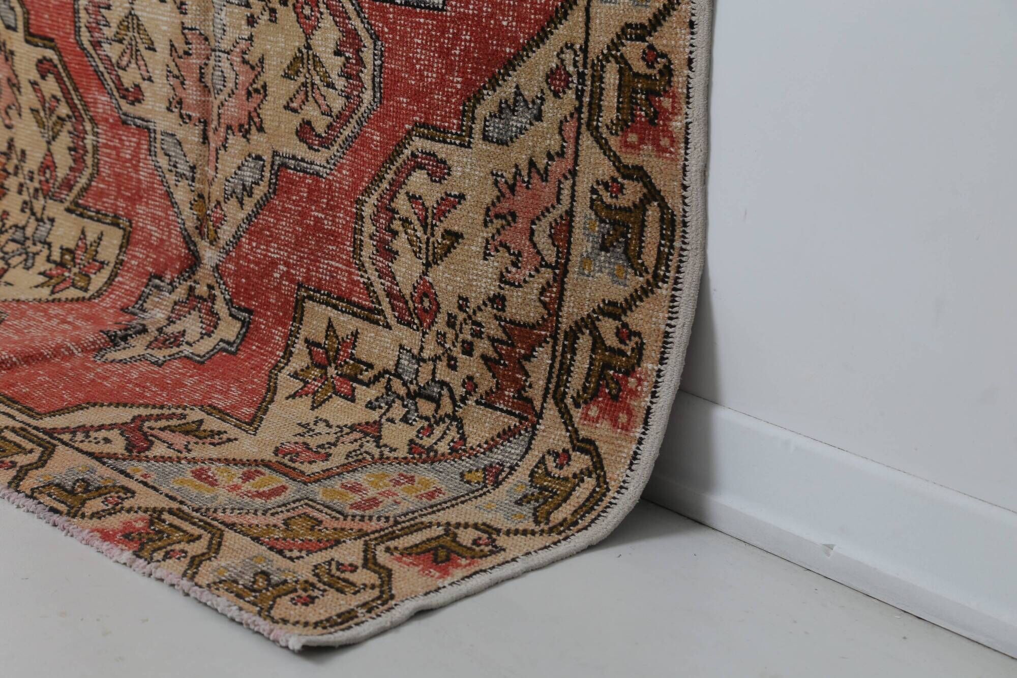 Vintage Turkish rug in beige and red with oriental design, 135 × 210 cm