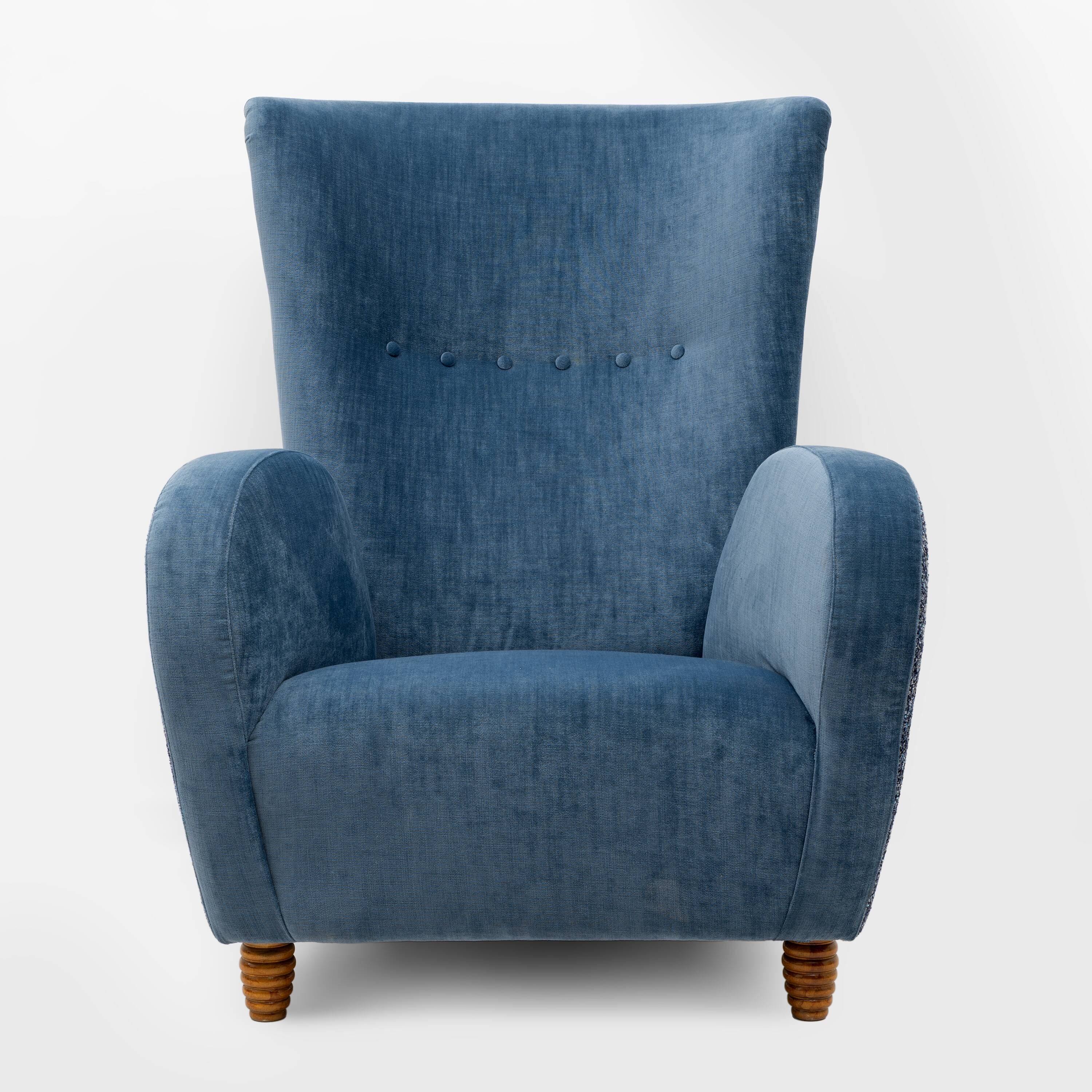 Paire de fauteuils à dossier haut italiens Paolo Buffa en velours bleu et chenille.