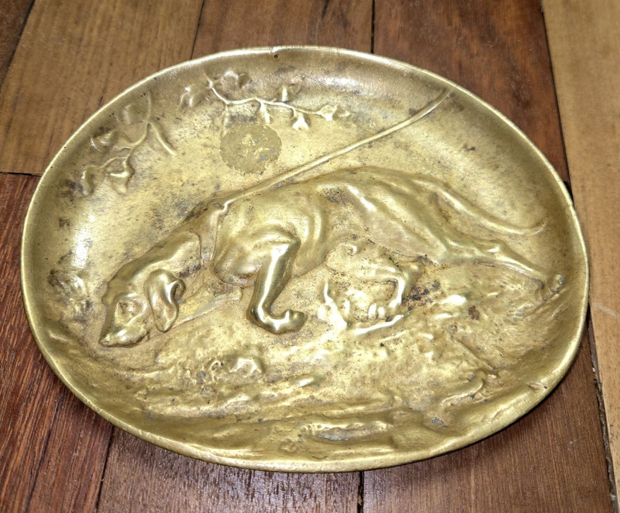 tray / gilded bronze bowl depicting a hunting dog