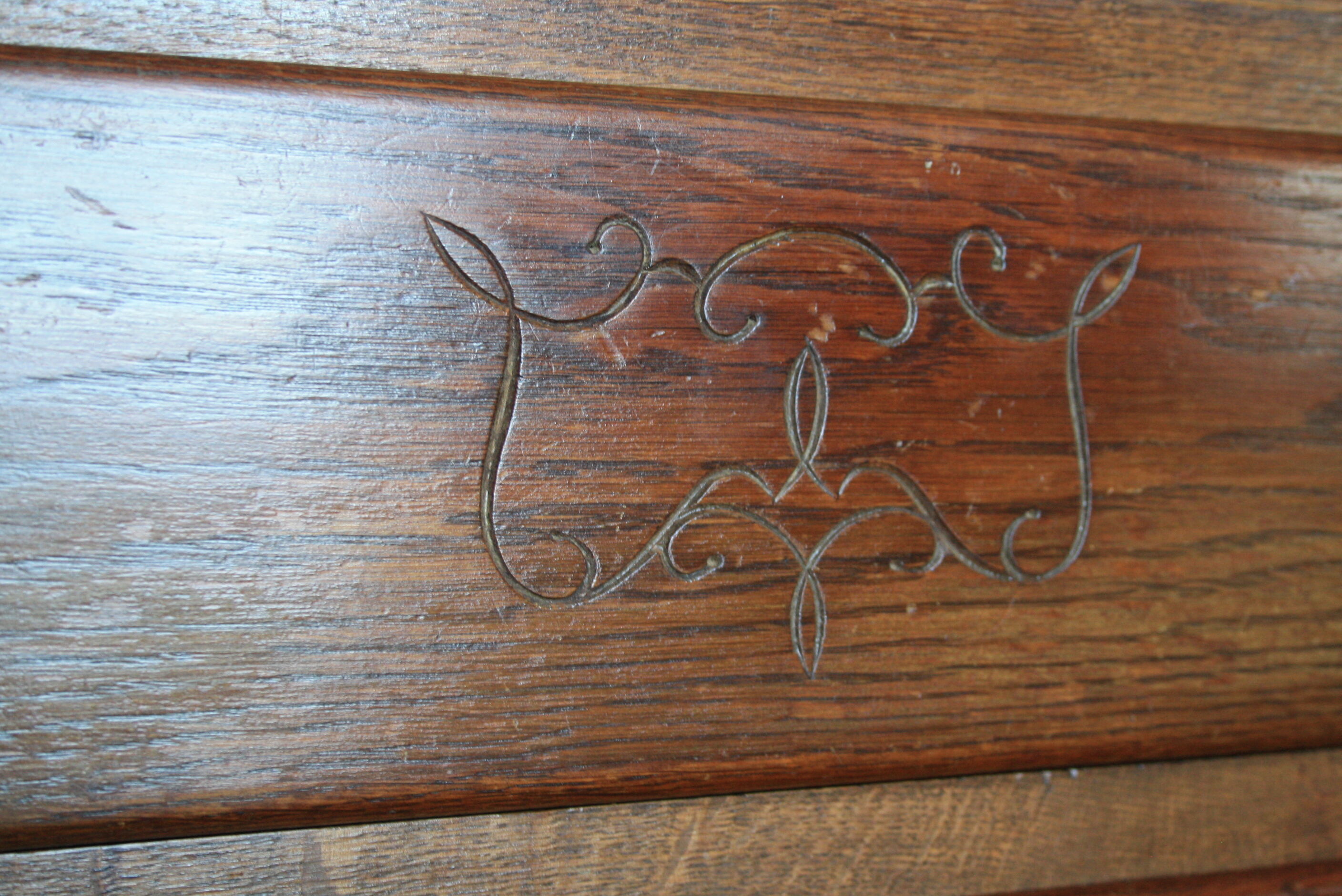 Art deco chest of drawers