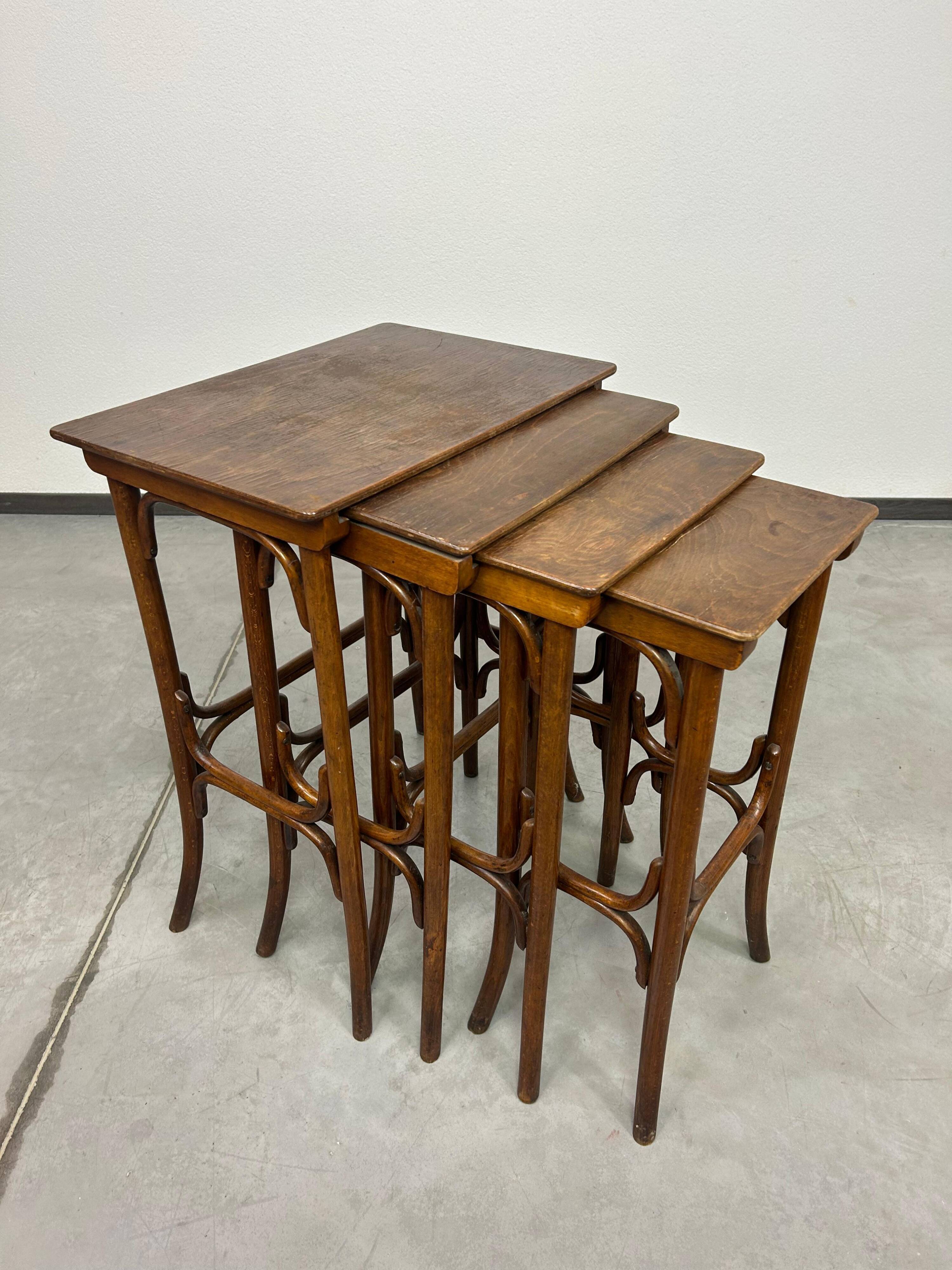 Tables gigognes en bois courbé par Thonet