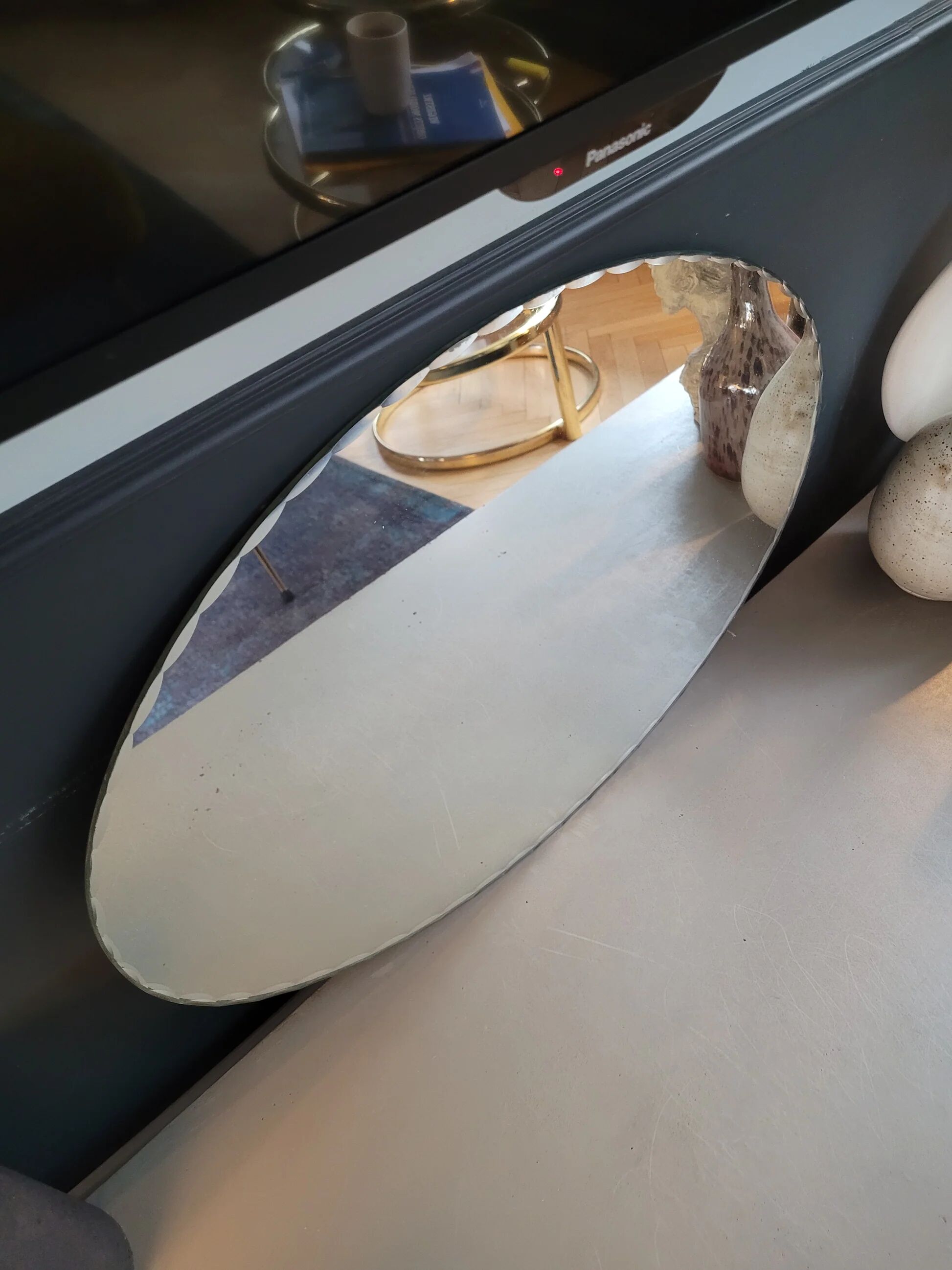 Antique oval mirror with chiseled edges