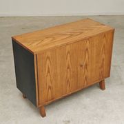 Petit buffet bas deux portes  par Frantisek Jirak chêne 1960