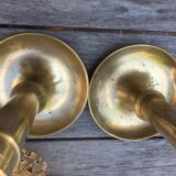 Paire de bougeoirs anciens en laiton à poussoir
