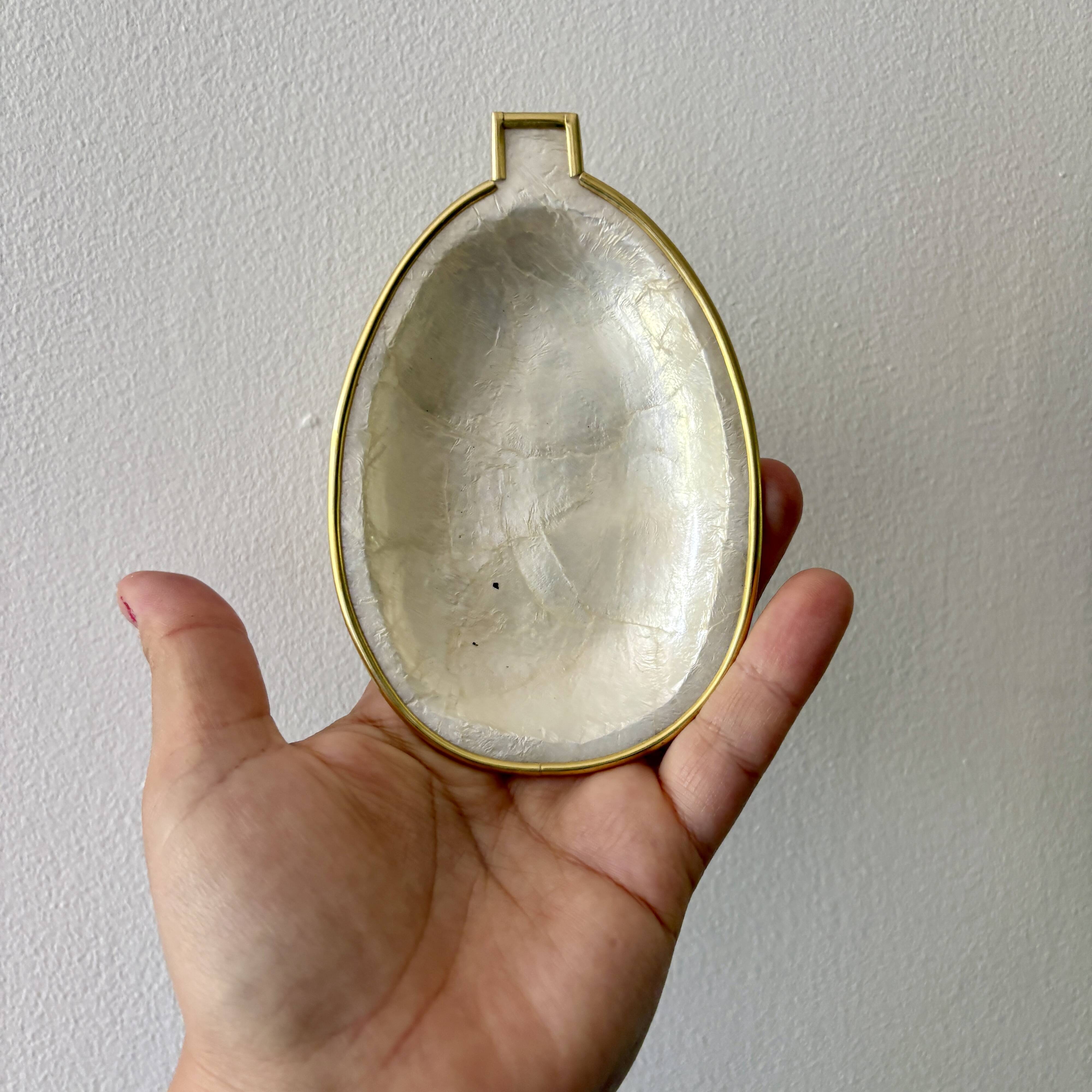 Lot de plats vintage en nacre et laiton