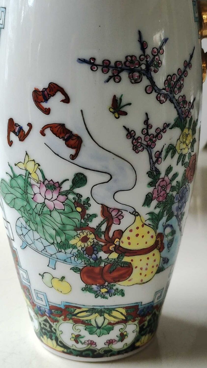 Japanese Chinese polychrome vase in fine porcelain. Motifs Geishas