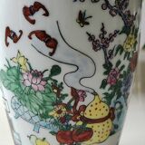 Japanese Chinese polychrome vase in fine porcelain. Motifs Geishas