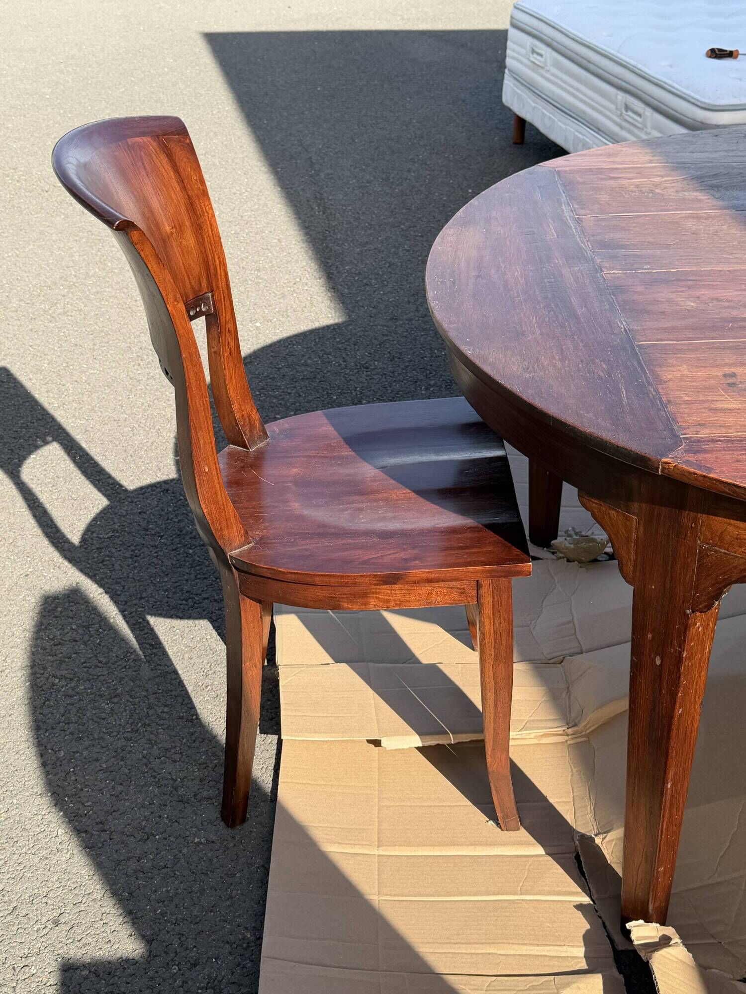 Round teak table 150 cm with 6 Indonesian chairs.