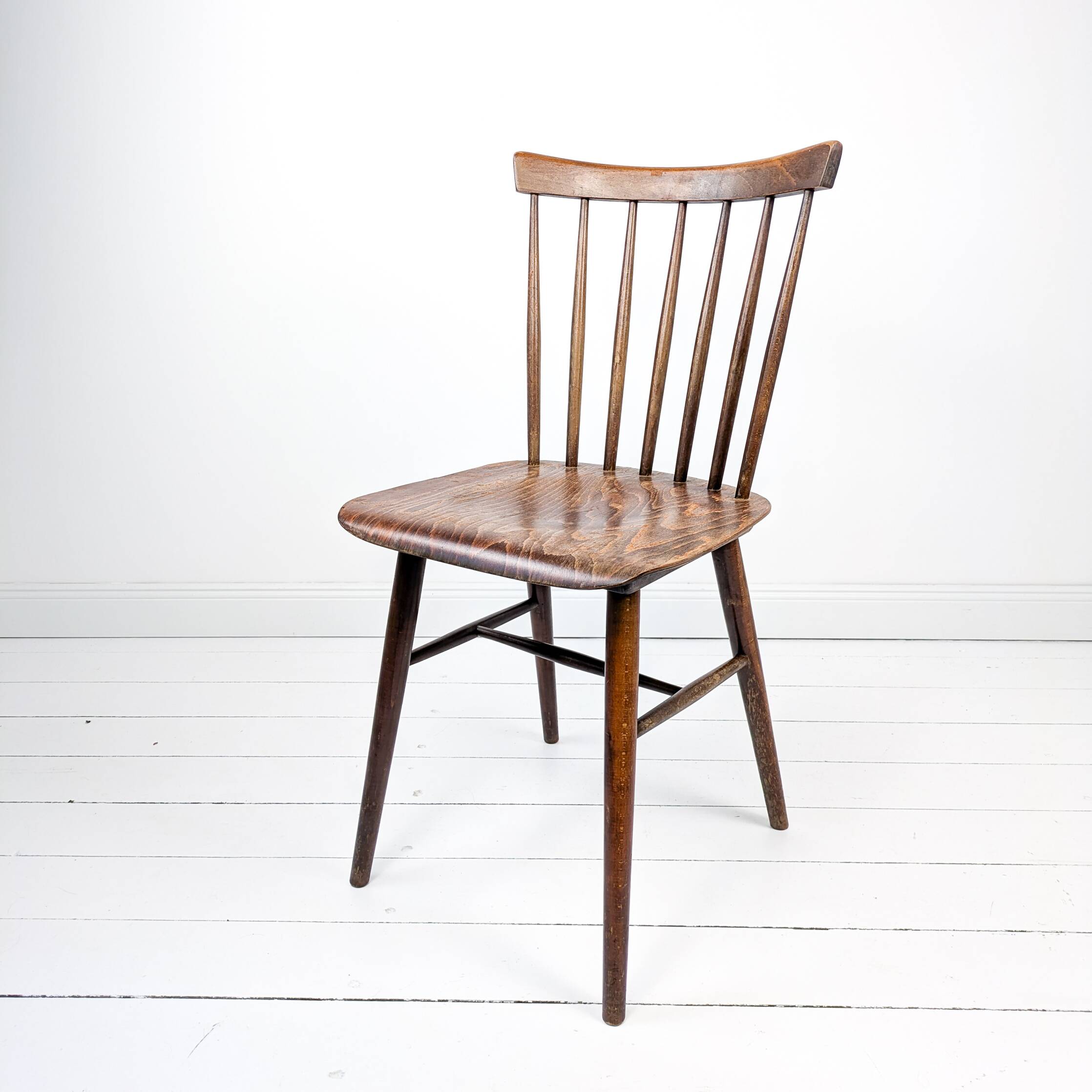 Chaise vintage en bois avec dossier à barreaux, style classique rustique 60