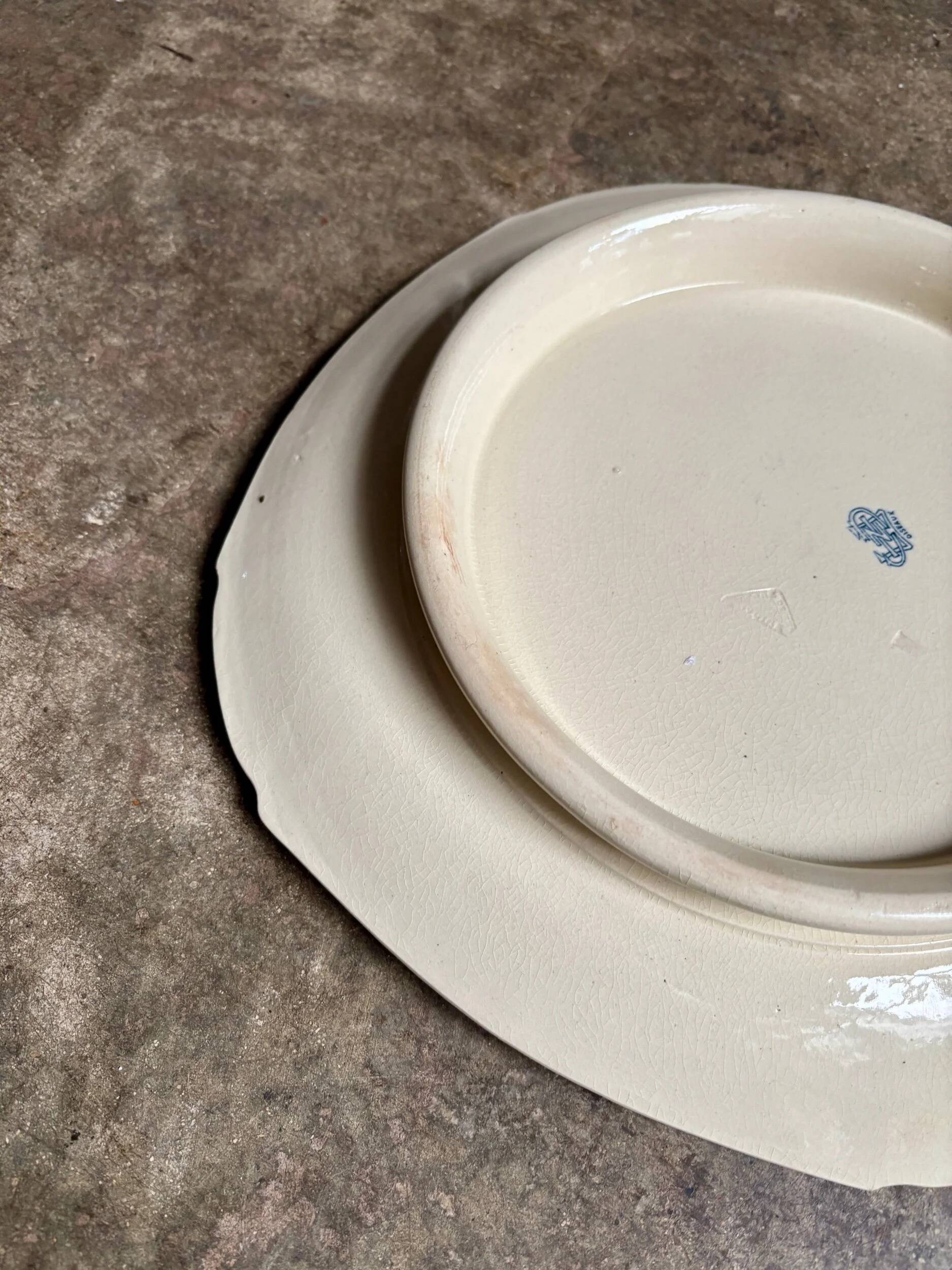 Square flat dish on pedestal Gien in blue ironstone, service "Birds" around 1870.