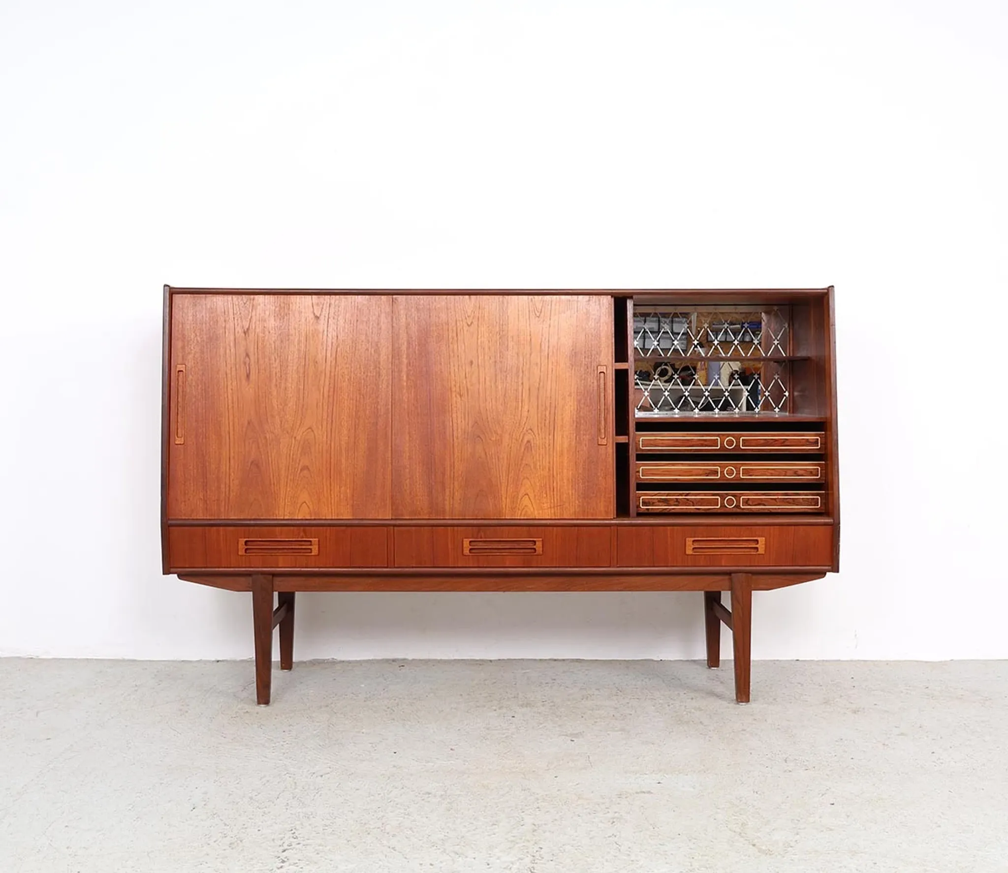 Buffet en teck de design danois avec section bar, années 1960.