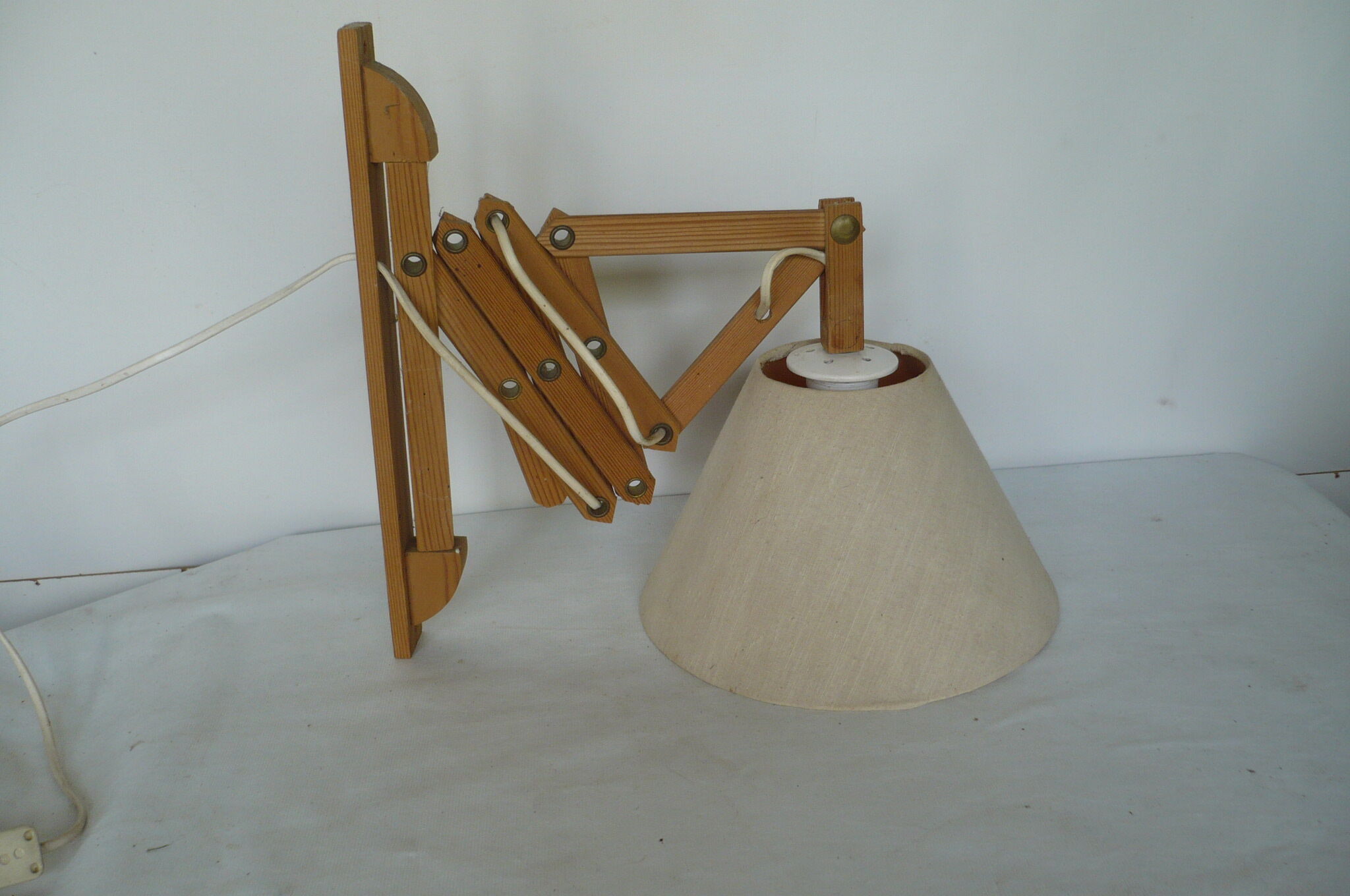 Wall lamp adjustable in length