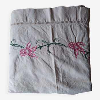 Drap ancien en lin brodé decor fleurs rose 210x300 cm