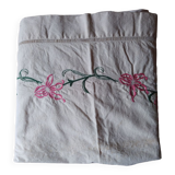 Drap ancien en lin brodé decor fleurs rose 210x300 cm