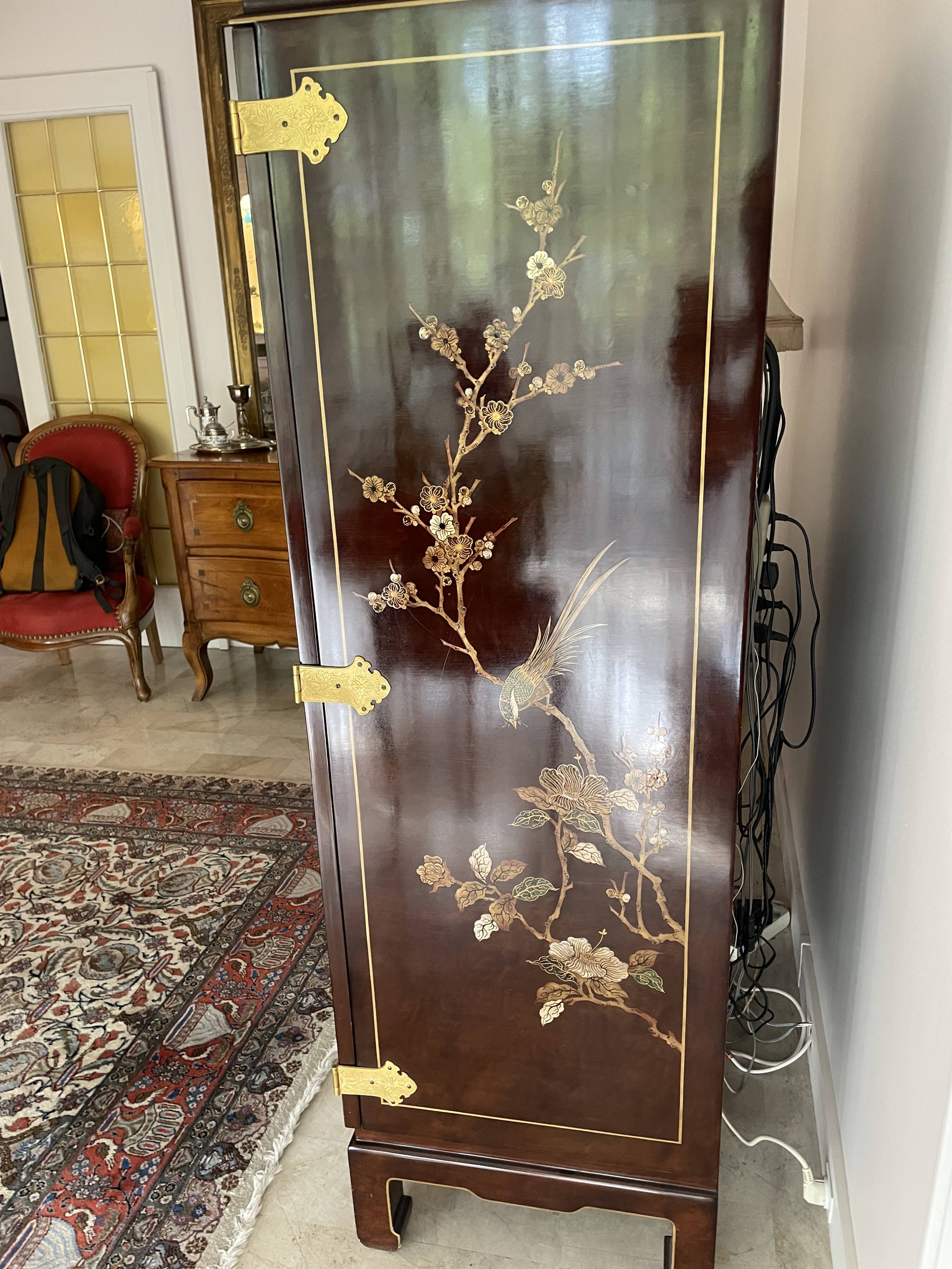 Lacquered TV unit
