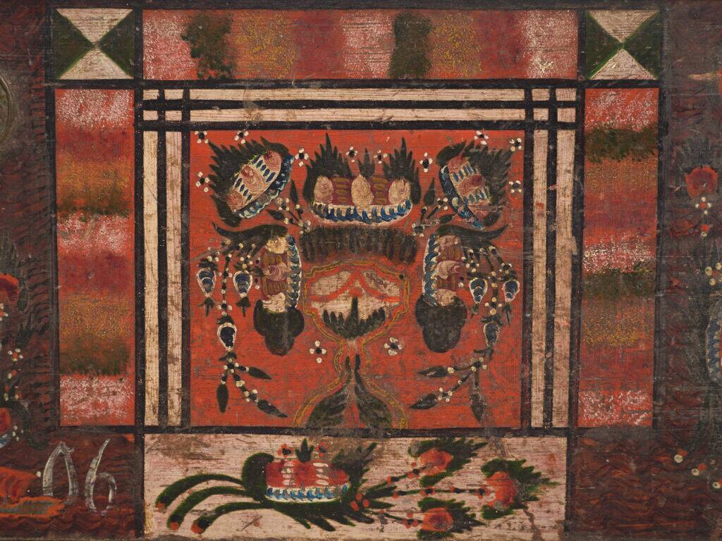 Coffre tyrolien en pin polychrome à panneaux géométriques – Tyrol, daté 1906