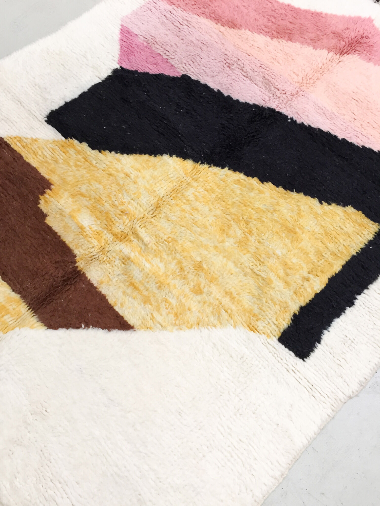 Berber carpet beni ouarain with colorful patterns 2,33x1,65m