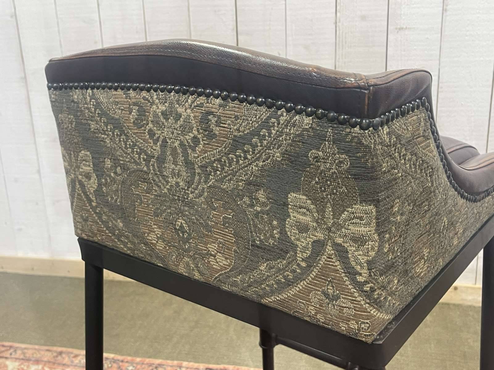 Série de 5 tabourets style industriel en métal et cuir, travail moderne