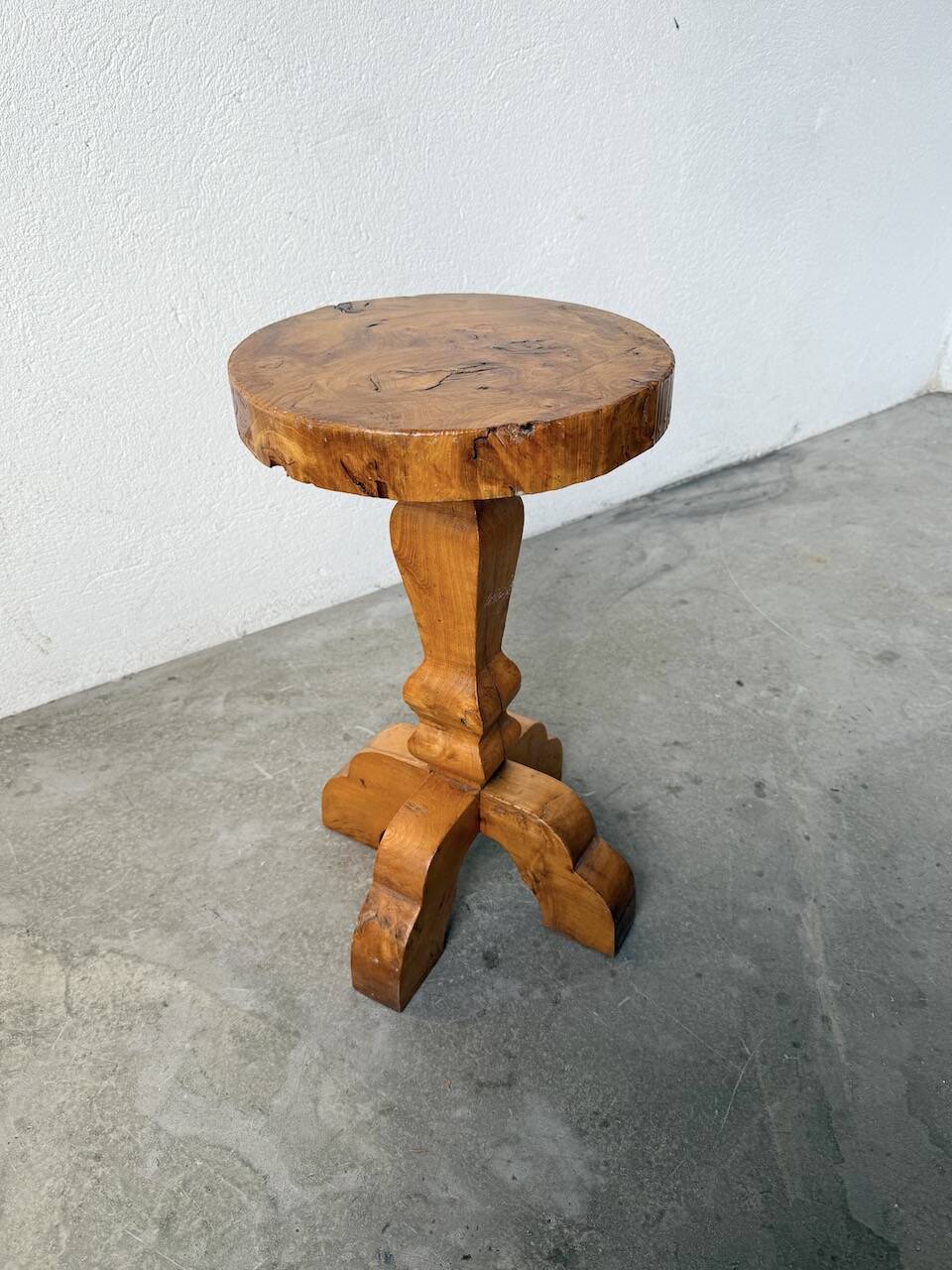 Tabouret artisanal en orme, art populaire
