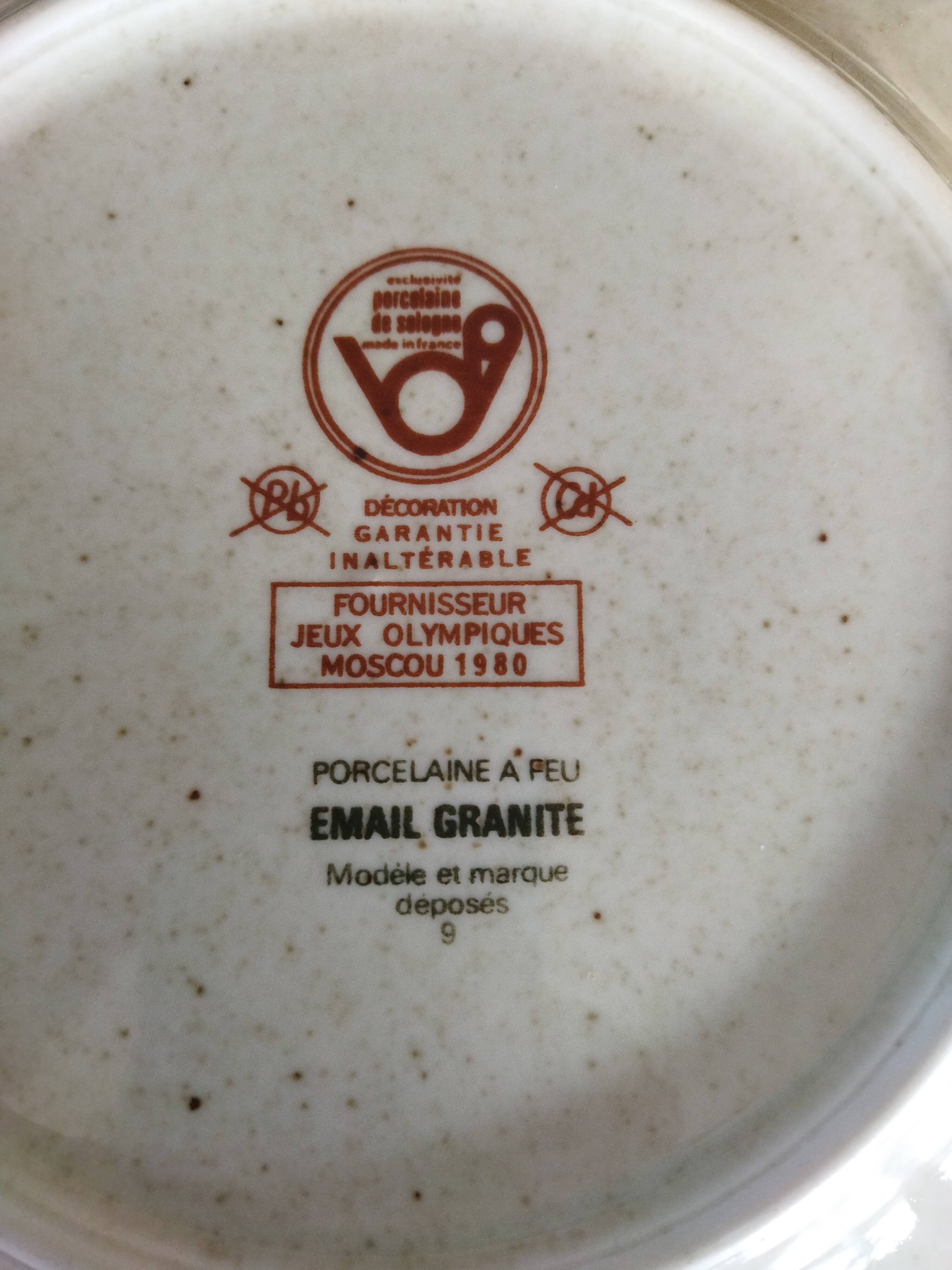 9 assiettes à dessert en porcelaine de Sologne