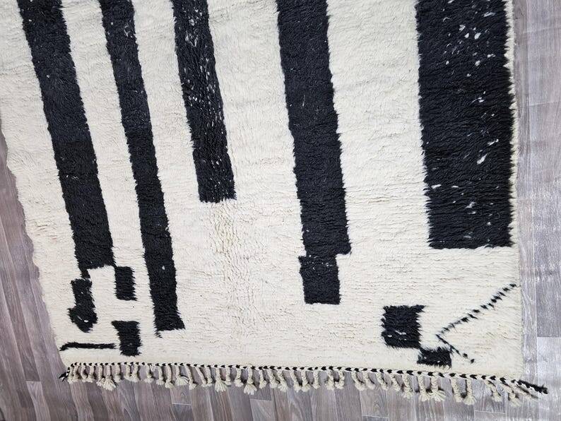 Beni Ouraine handwoven rug, traditional style, size 150x250 cm